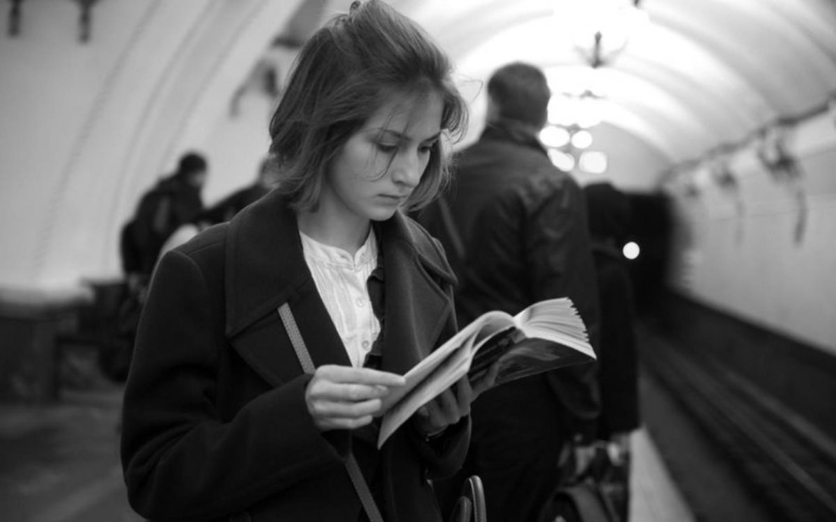 Она читает в метро. Девушки в метро.