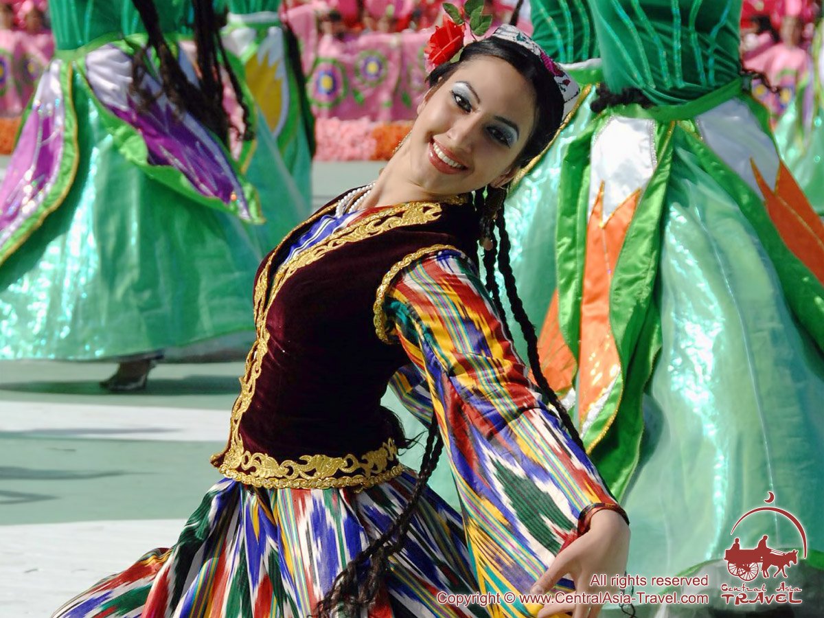 Костюм ташкент. Навруз Самарканд. Навруз танцы Узбекистан. Национальный костюм узбеков Навруз. Навруз чакан Самарканд.