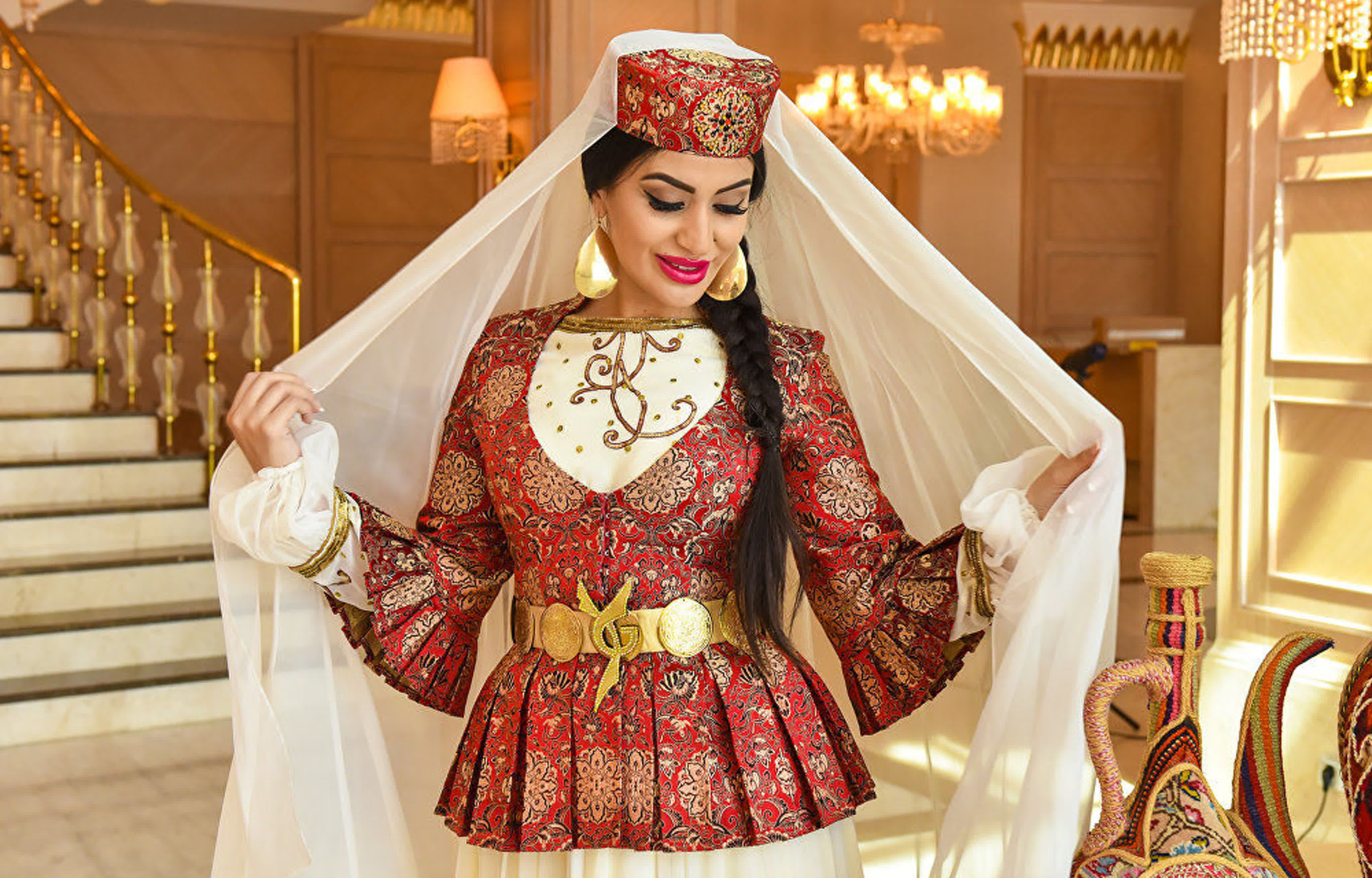 Узбекские азербайджанские. Азейбарджан национальный костюм. Наряд невесты в Азербайджане национальный. Азейбарджан национальный костюм женщины. Национальный костюм азербайджанского народа.