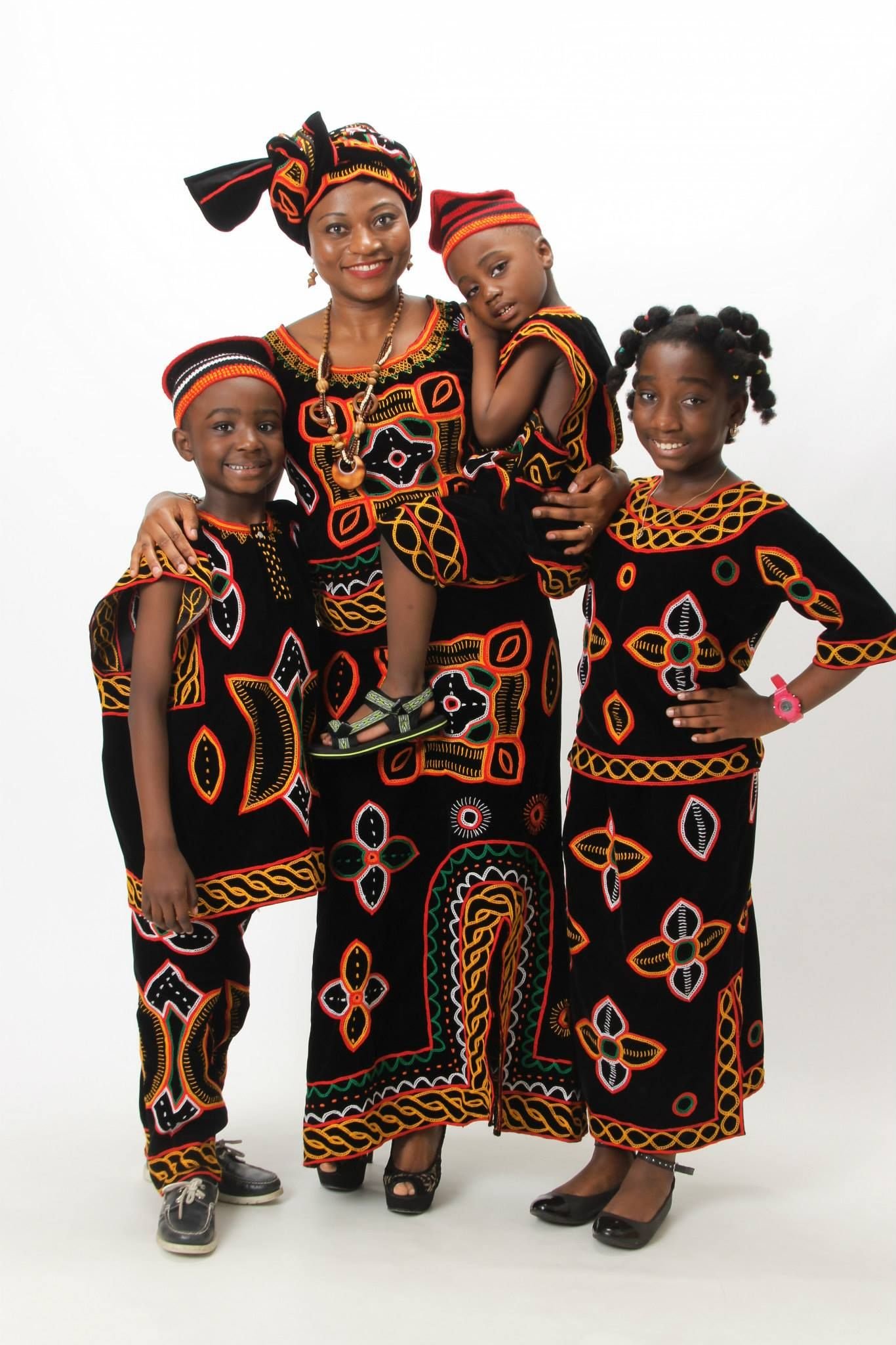 Костюм негритянки. Национальный костюм Камеруна. Африкано Омск группа Африкана шоу. Африканский костюм. Костюм африканца.