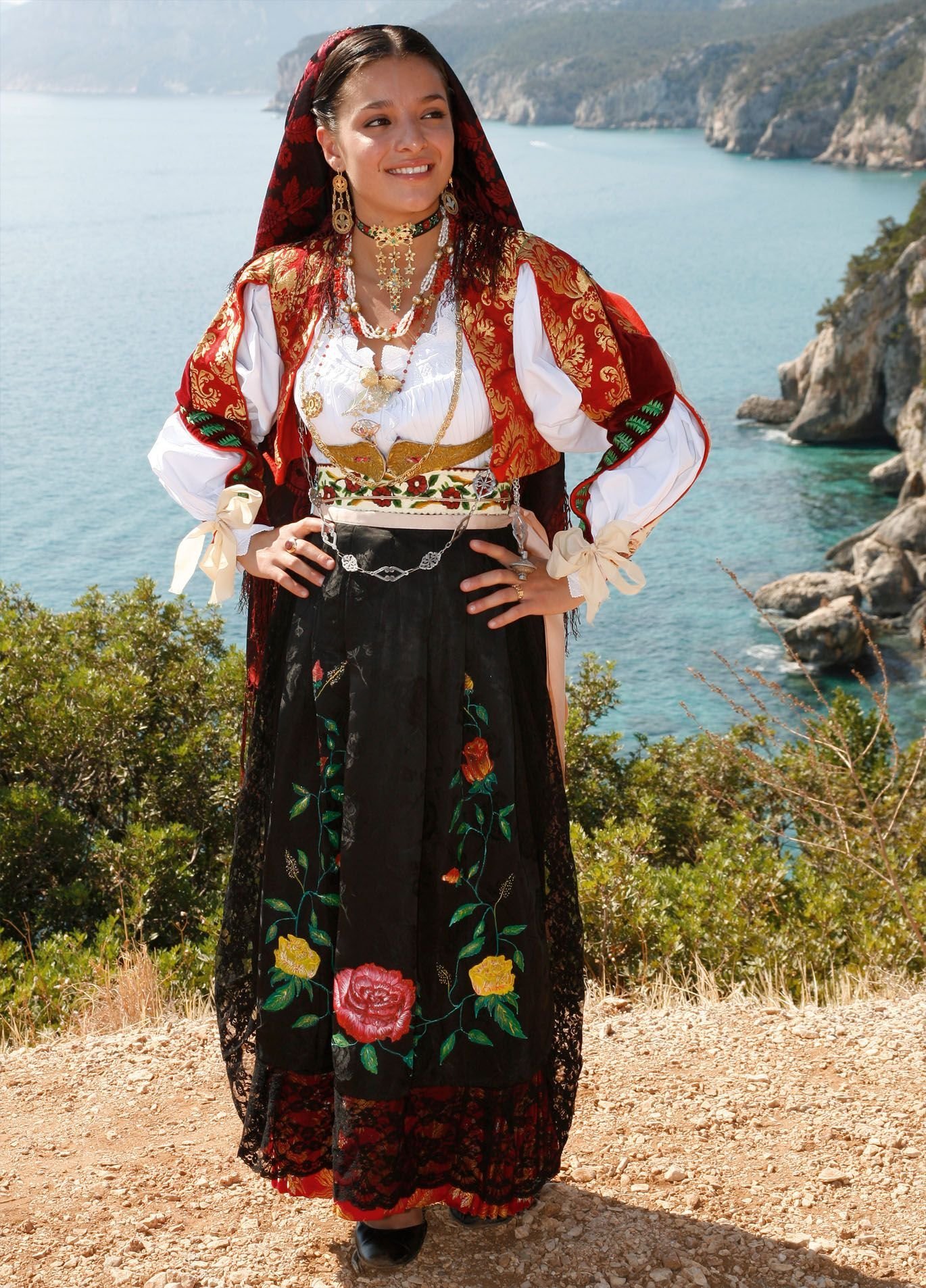 Дама народу. Национальный костюм Италии Сардиния. Албания национальный костюм. Италия национальный костюм Италии. Национальный костюм Болгар.