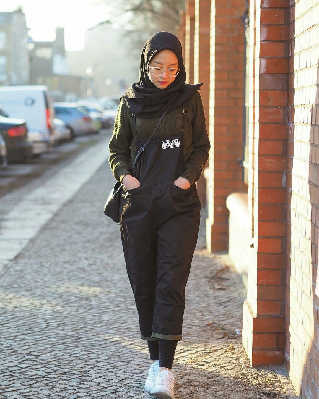 Мусульманский спортивный. Хиджаб ASICS. Стильная одежда для мусульманок. Мусульманская женская одежда. Модные мусульманки.