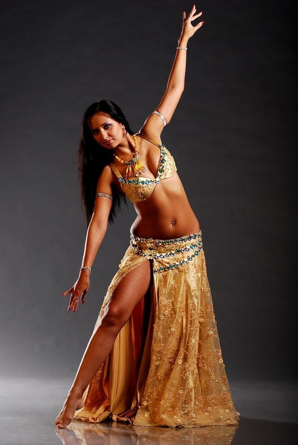 Танцевать арабские танцы. Белли дэнс танец живота. Танцовщица беллиданс. Индийская танцовщица Белли дэнс.