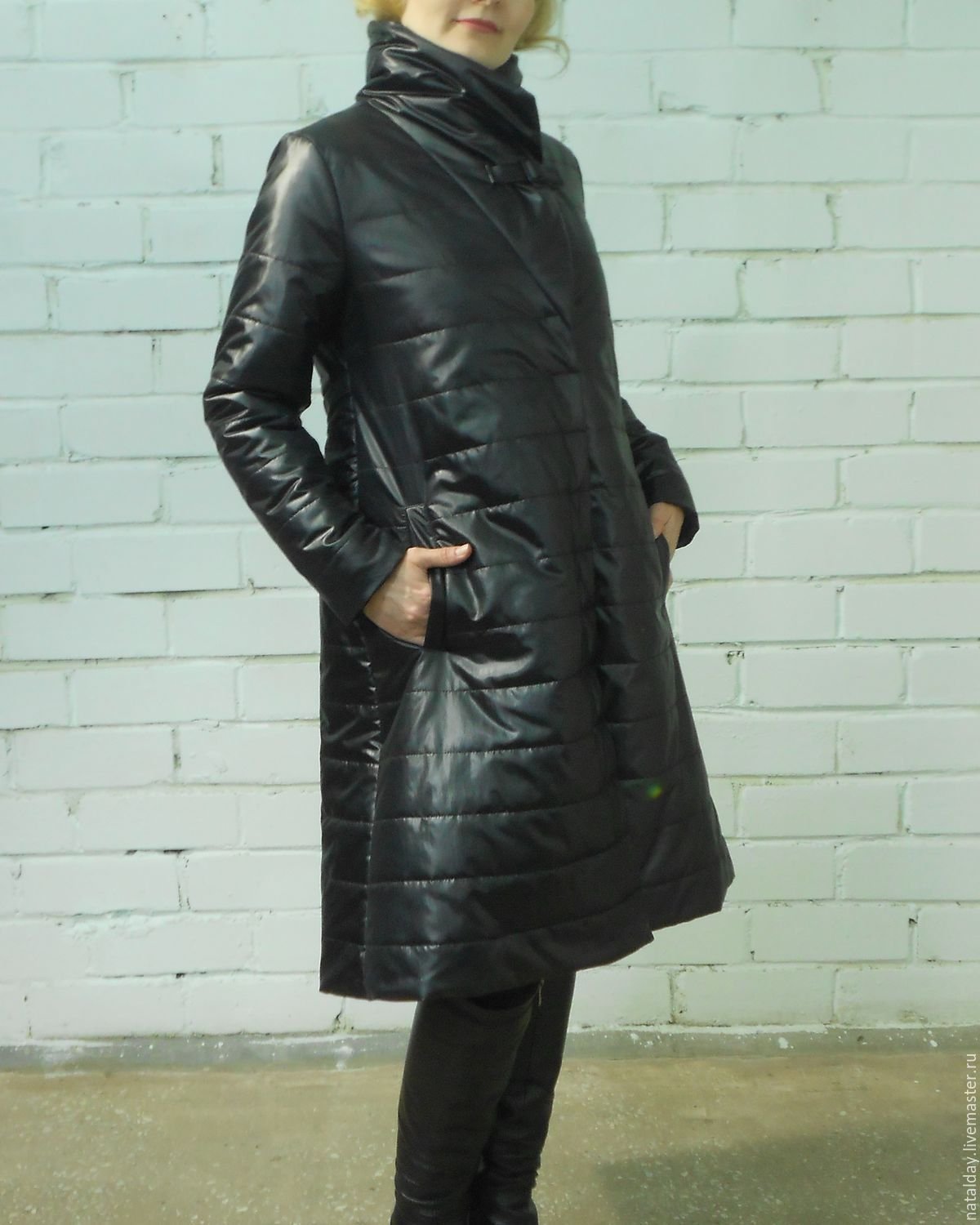 Демисезонный плащ пальто. Пальто стеганое Феникс н8026. Болоневое пальто женское. Пальто женское из плащевки. Пальто черное из плащевки.