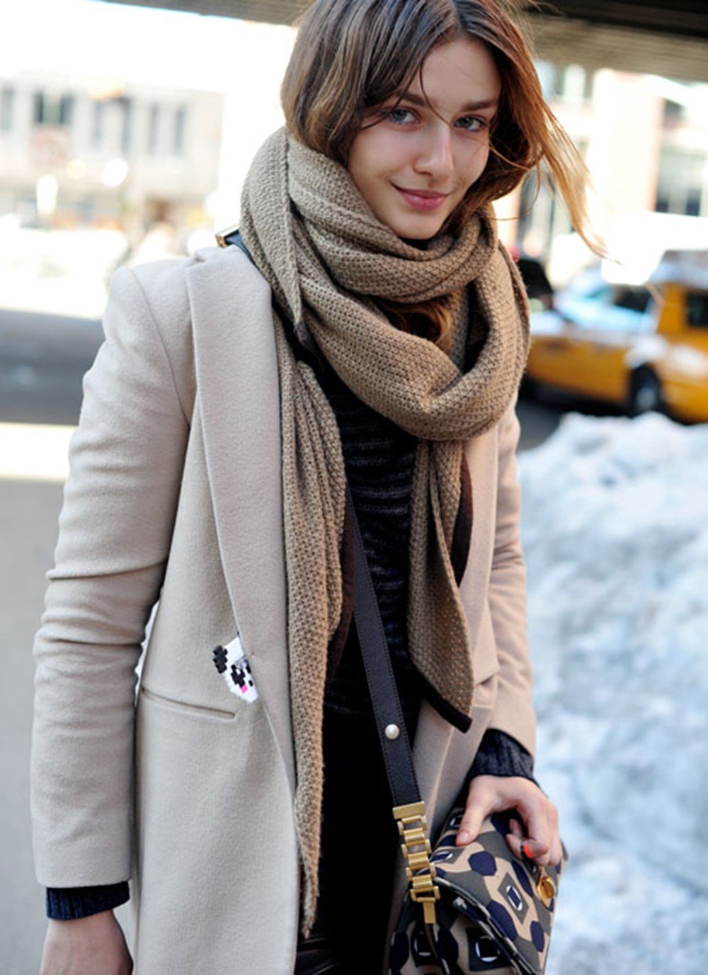 Образ с шарфом. Стильный шарф. Модные шарфы. Стильный шарф женский. Шарф под пальто.
