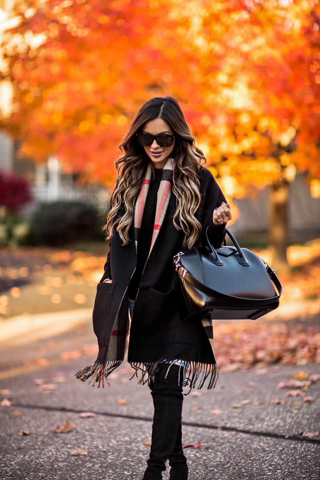 Осенний шарф. Девушка в черном пальто. Шарф к черному пальто. Шапка к черному пальто.