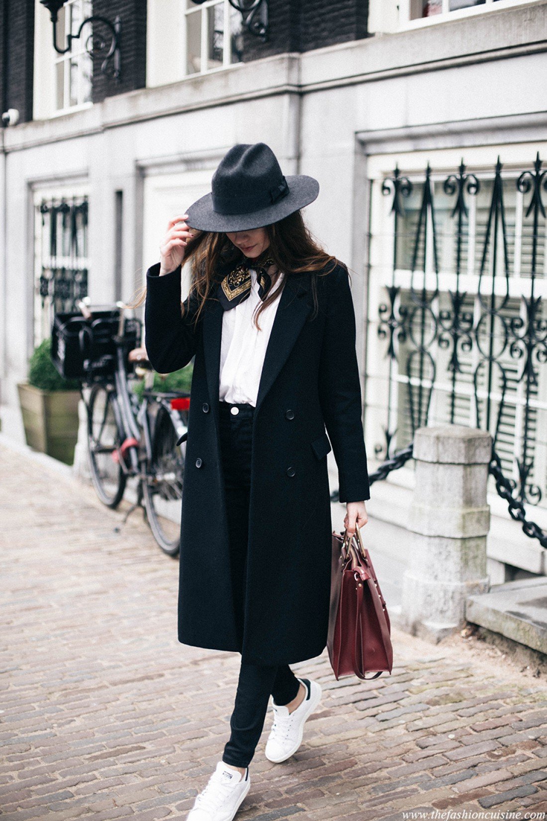 Черное пальто и шляпа. Шляпа к пальто длинному. Шляпа с пальто женское. Образы со шляпой.