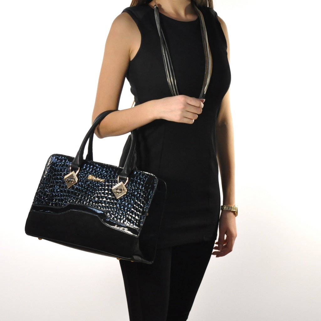 Стильная сумка через плечо. Альберто Феллини сумки женские. Золла сумка женская черная 2022. Девушка с сумкой. Красивая черная сумка.