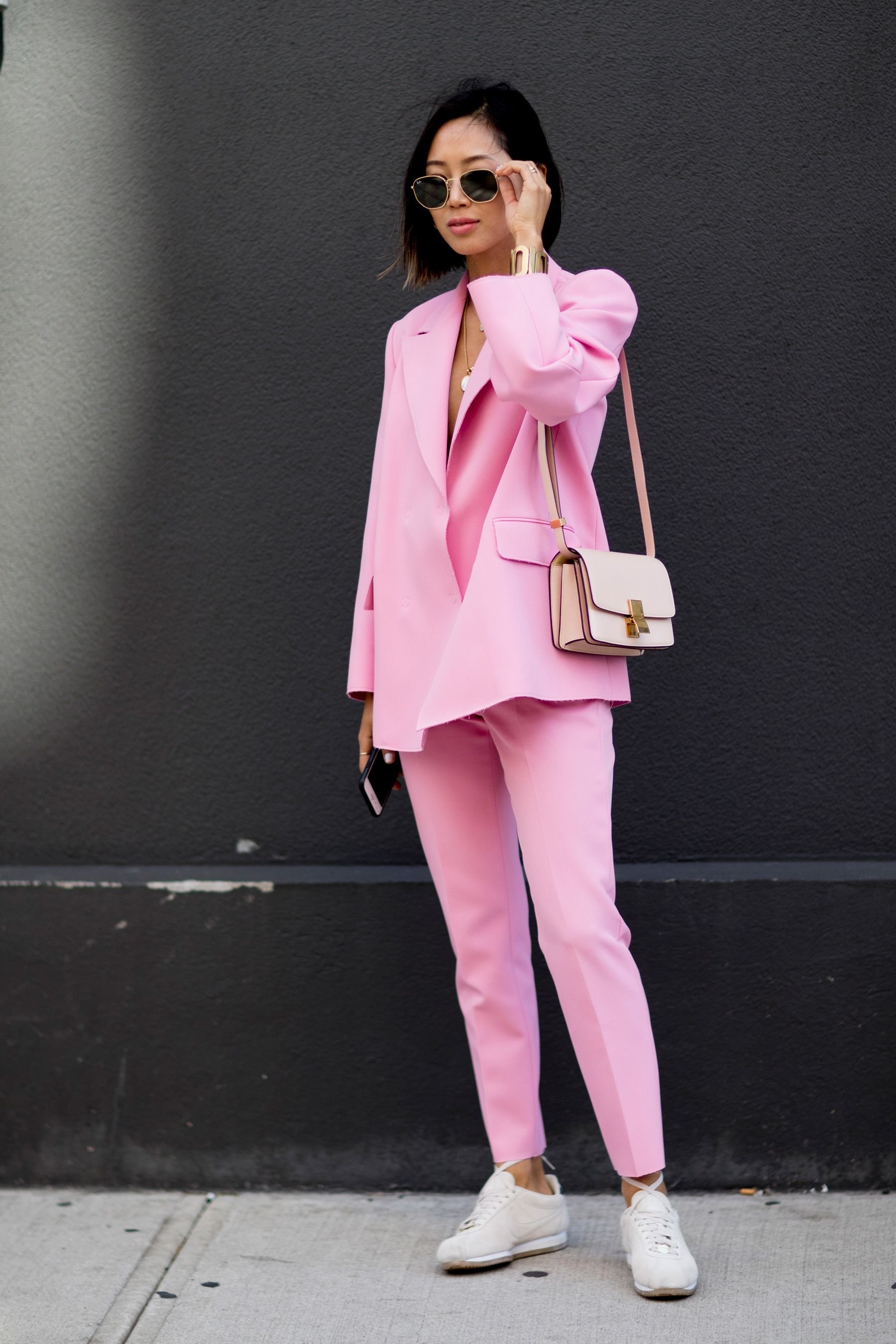 Серо розовый костюм. Аннабель Флер брючные костюмы. Тотал Pink стритстайл 2020. Яркие образы для девушек. Розовый брючный костюм женский.
