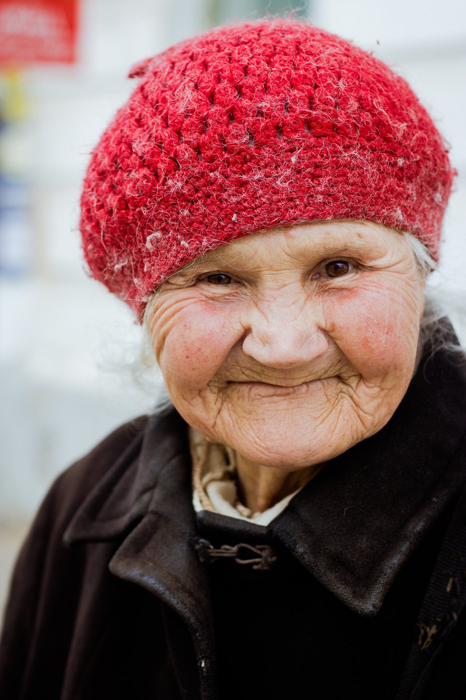 Бабка смеха. Вязаные шапки для бабушек. Головной убор для бабушки. Бабка улыбается. Бабуля в шапке.