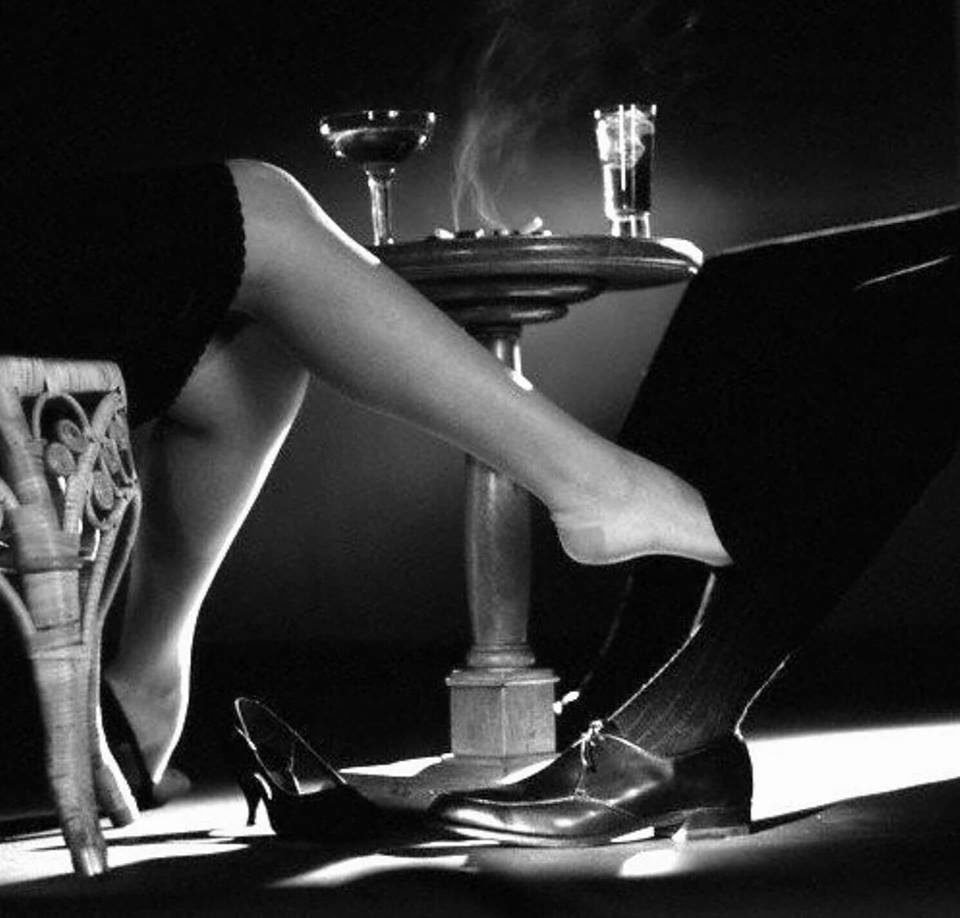 Жена мужу одевает чулки. Женские ножки. Ножкой под столом. Красивые женские ноги. Женская ножка в бокале.