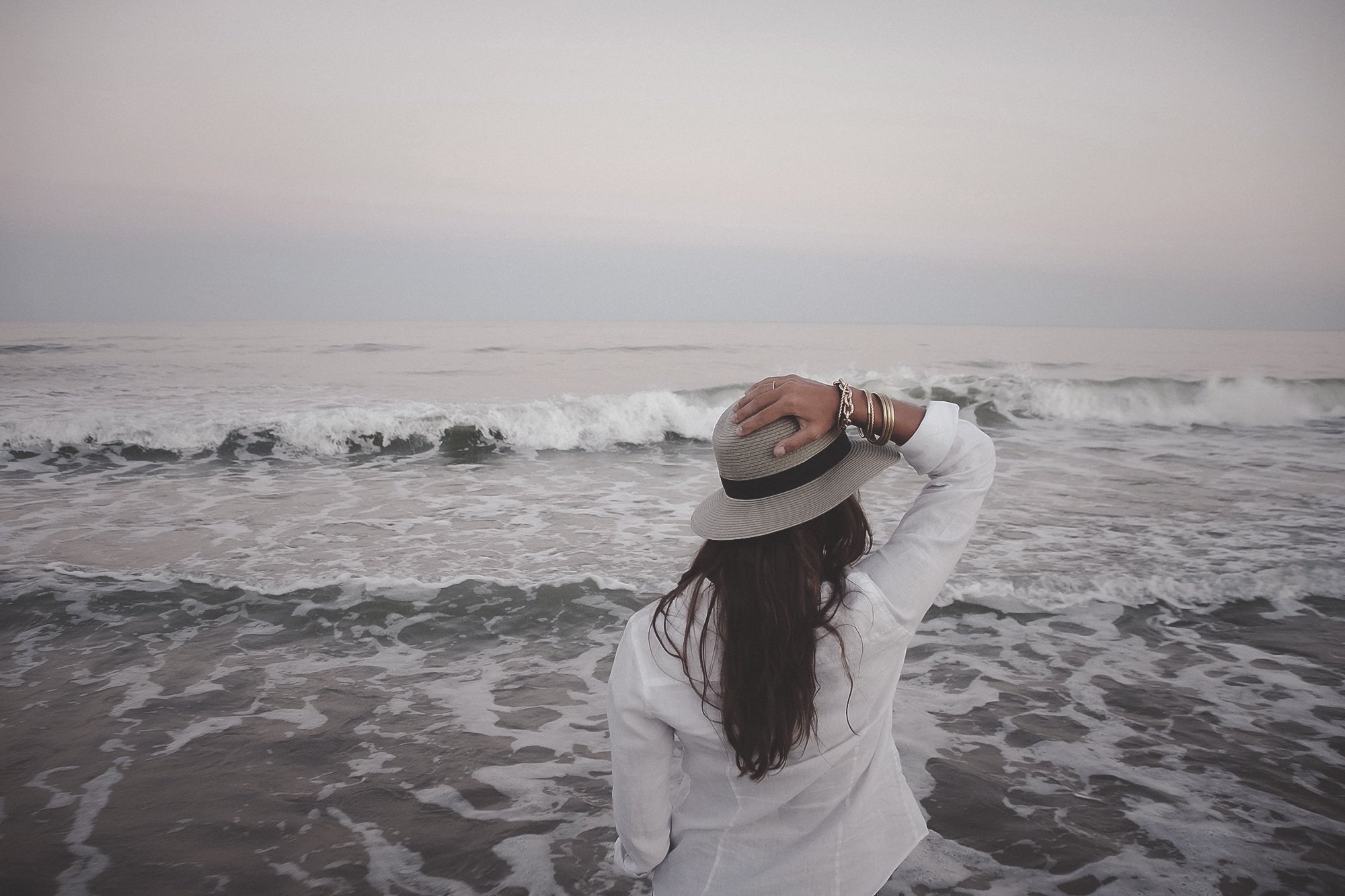 Фото девушки спиной на море. Девушка в шляпе. Девушка в шляпе на море. Девушка-море. Девушка на берегу моря.