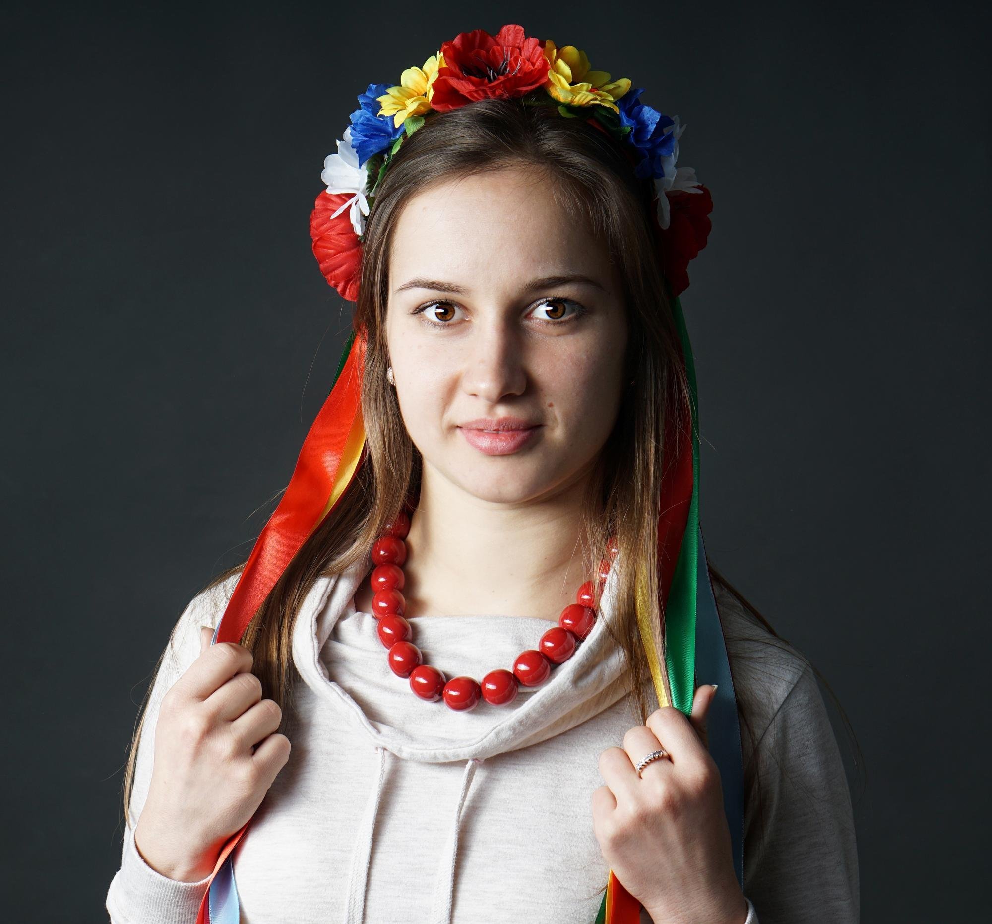 Фото на украинском. Головной убор Украинки. Красивые Украинки. Украинские красавицы. Украинки внешность.