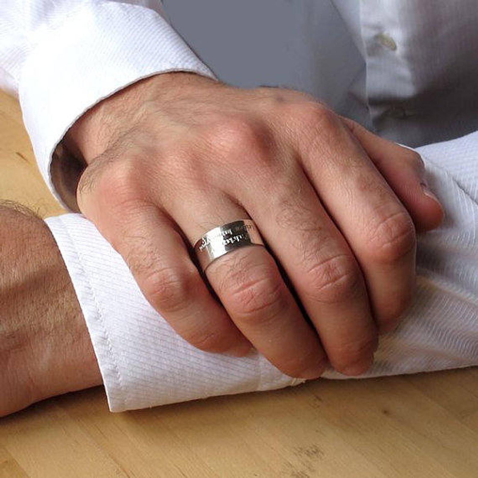 Обручальное кольцо на какой руке носят мусульмане. Мужское обручальное кольцо. Мужское обручальное Кол ЦО. Обручальное кольцо муж. Широкое кольцо.