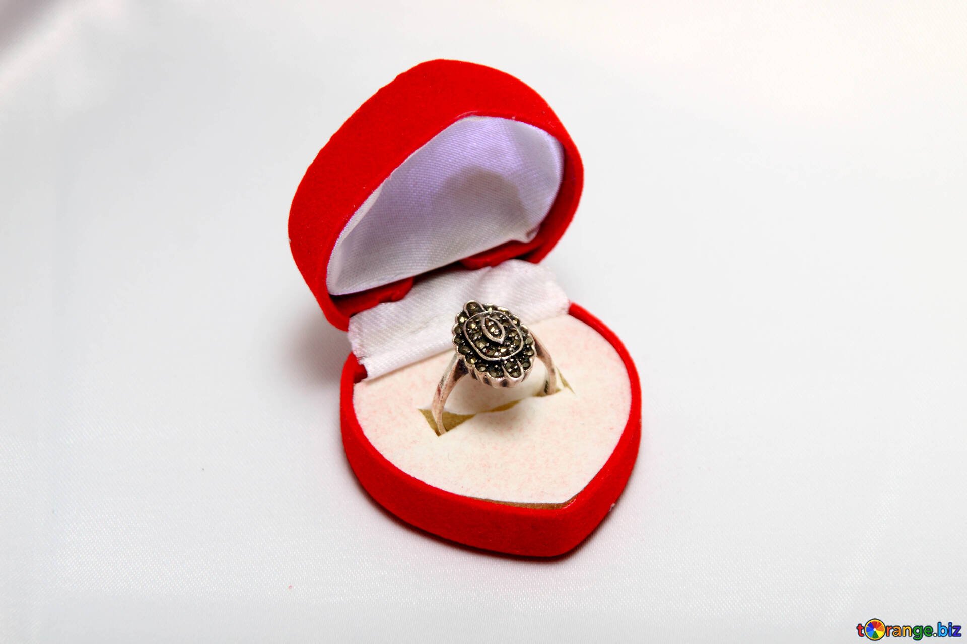 Золотое кольцо подарок. Кольцо подарок. Кольцо в коробочке. Обручальное кольцо в коробочке. Красивая коробочка для кольца.