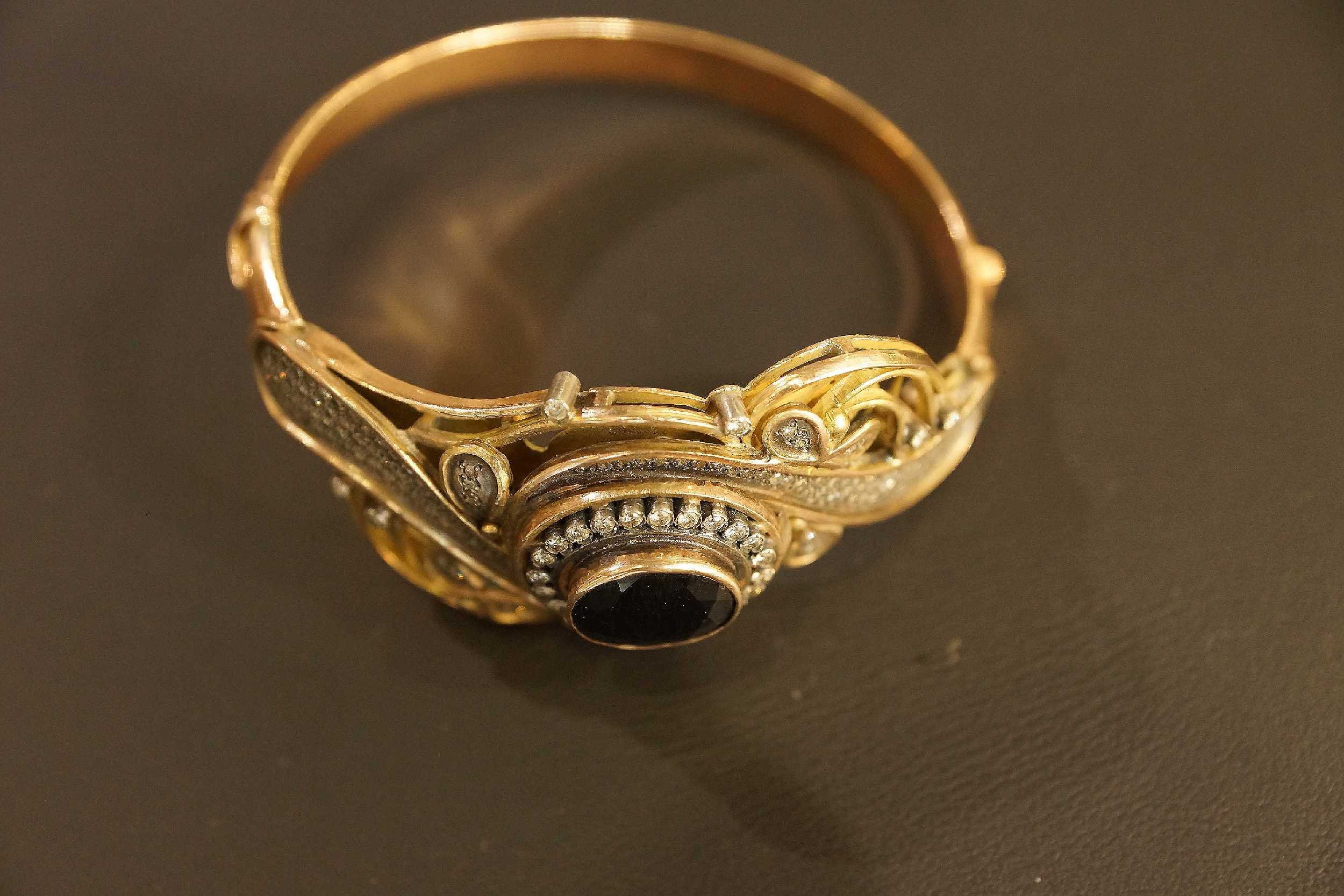 Кольцо золотое 19. Кольцо 17 век Русь. Старинные золотые украшения. Старинные кольца. Старинные золотые кольца.