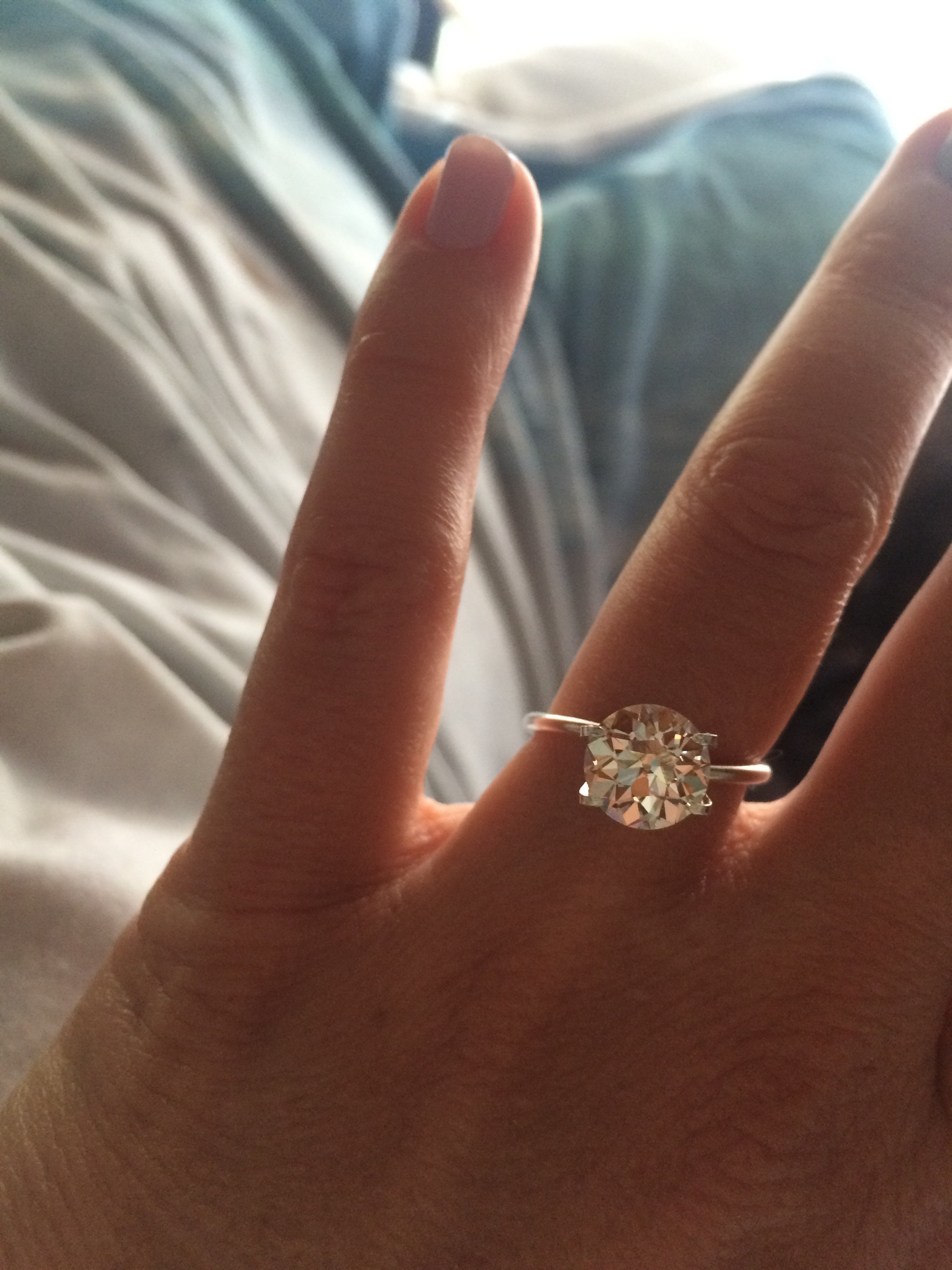 Красивый мальчик да да кольцо на пальчик. Кольцо для предложения. Красивые кольца на руке. Кольцо для девушки. Кольцо на пальце.