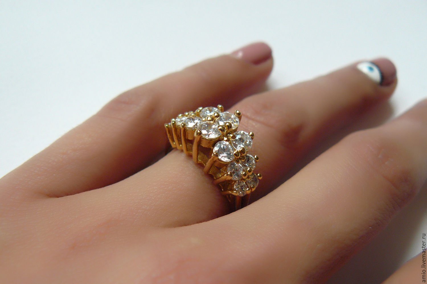 Надеты кольца золотые. Красивые кольца. Красивые женские кольца. Кольцо золотое на руке. Кольца с камнями женские.