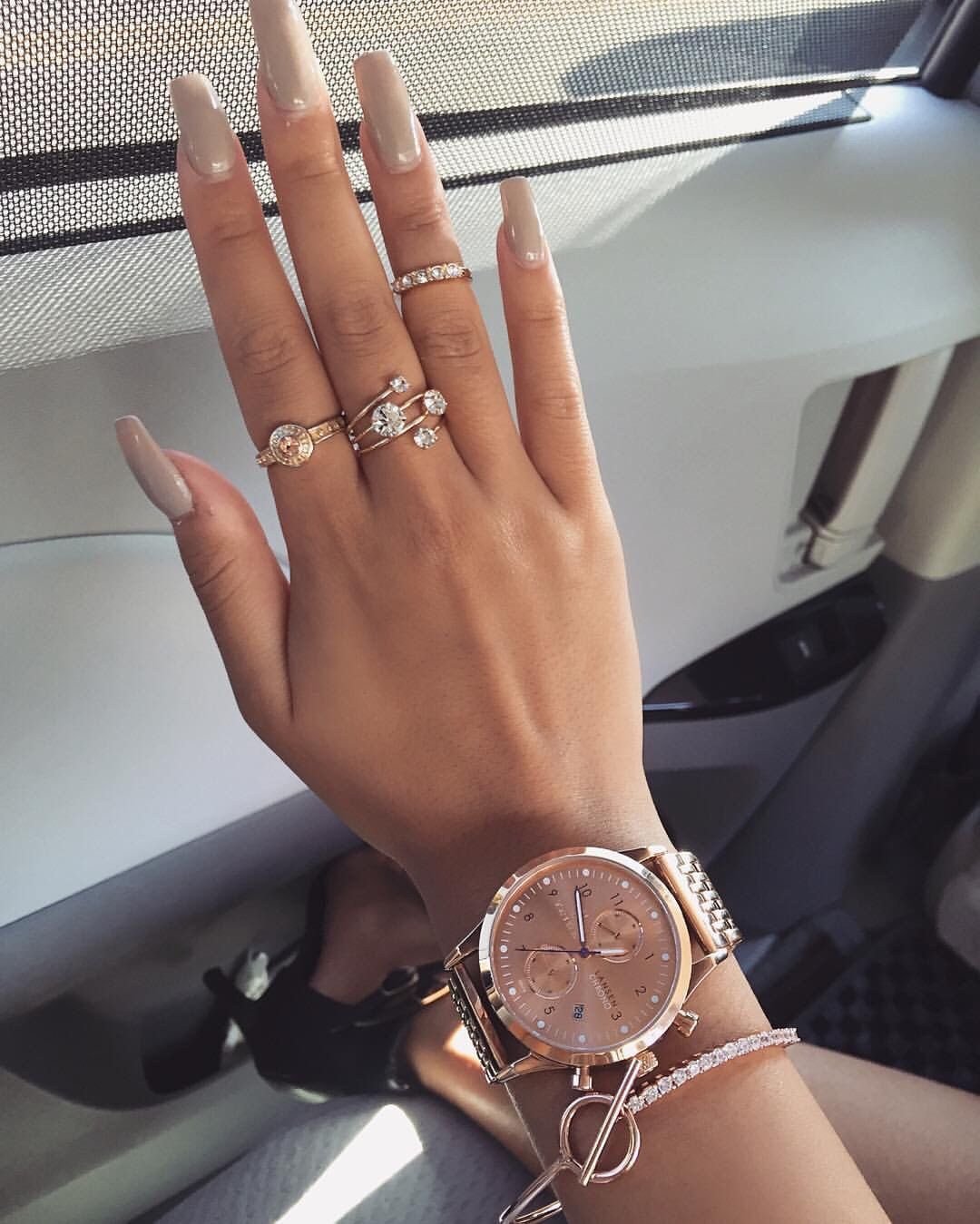 Браслет кольцами часы. Кольцо Яны Рудковской на мизинце. Красивые кольца на руке. Браслеты с часами на руке. Часы на руку женские.