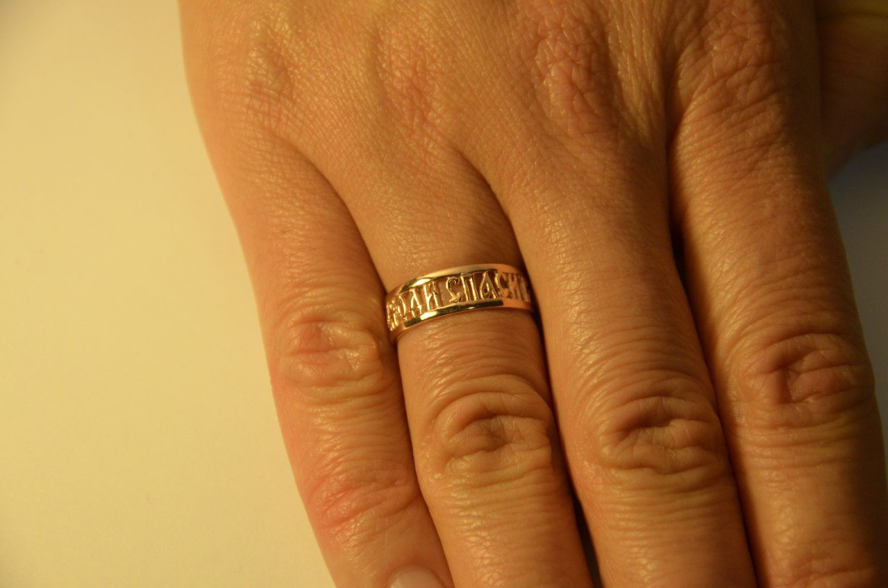 Надеты кольца золотые. Кольцо золотое «Спаси и сохрани», 110211,. SOKOLOV золотое кольцо «Спаси и сохрани» 110211. Золотые обручальные кольца на руках. Кольцо золотое на руке.