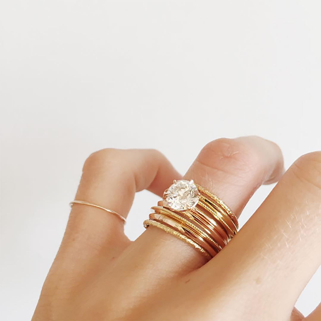 Кольца золото на руках. Кольцо золотое булгари женское. Широкое кольцо из золота. Модные широкие кольца. Широкие кольца из золота женские.