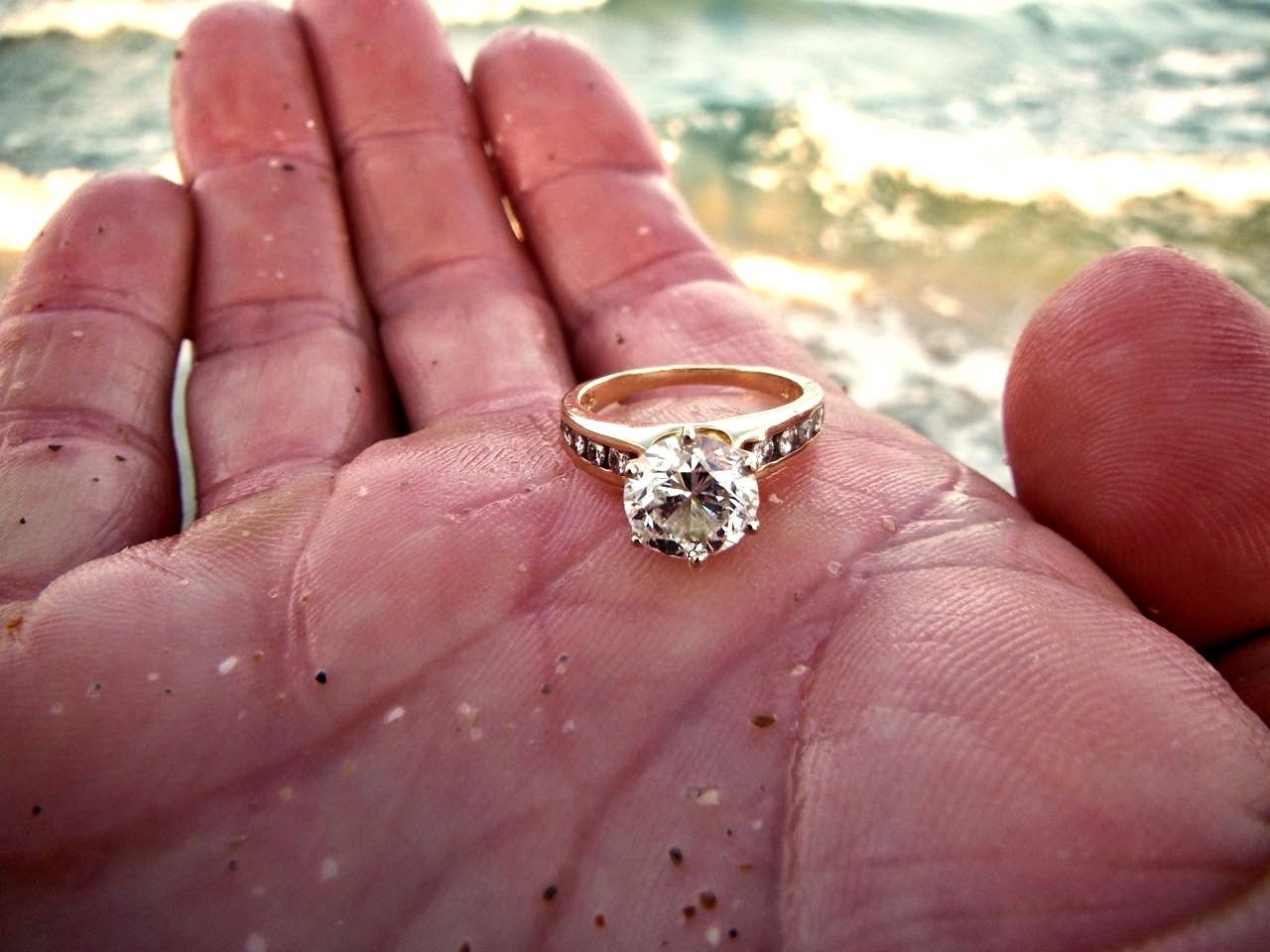 Кольцо находка. Украшения найденные на пляже. Кольцо на ладони. Обручальные кольца на пляже. Находка кольцо.