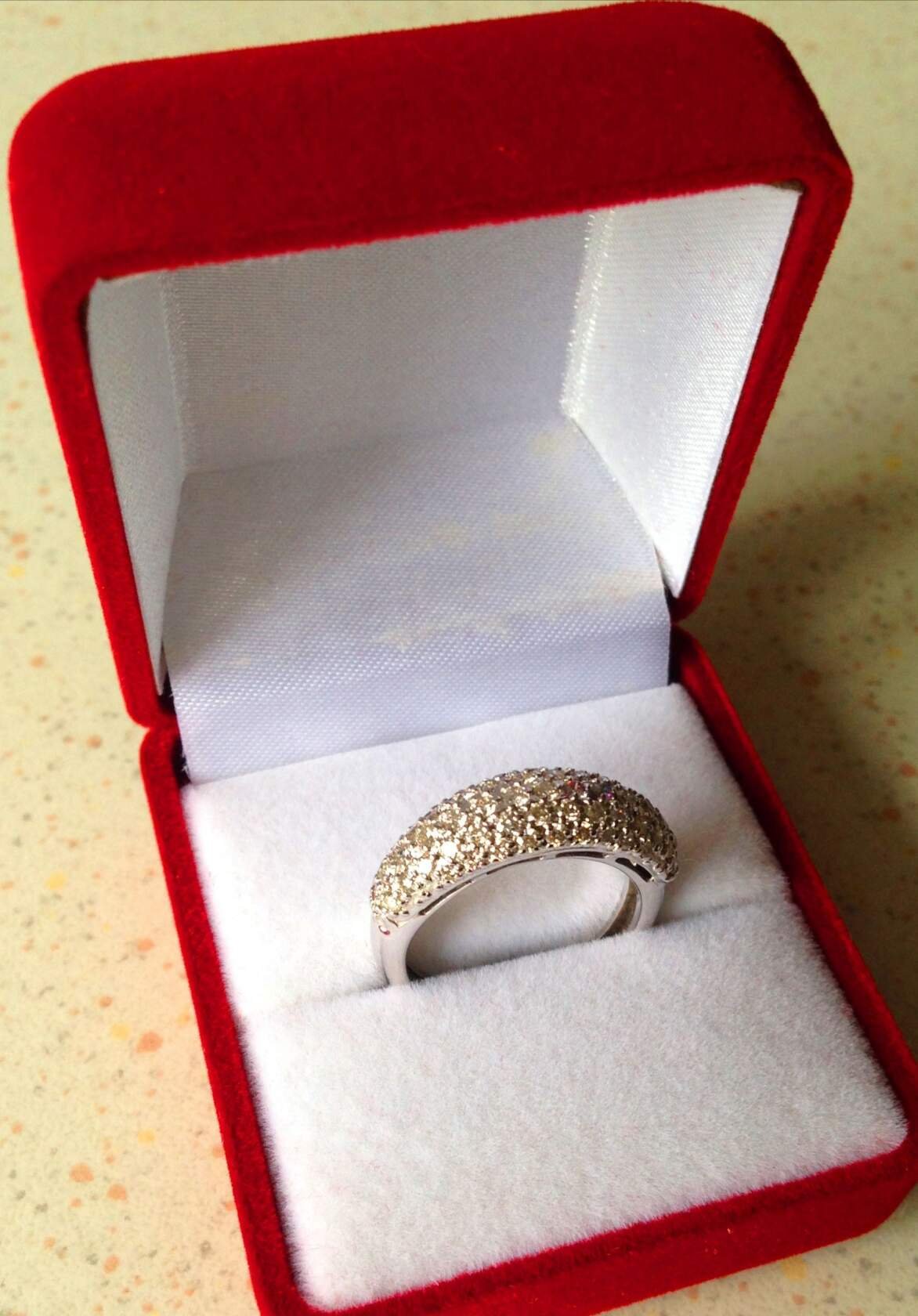 Золотое кольцо подарок. Обручальное кольцо в коробочке. Золотое кольцо в коробочке. Свадебные кольца в коробочке. Красивая коробочка для кольца.