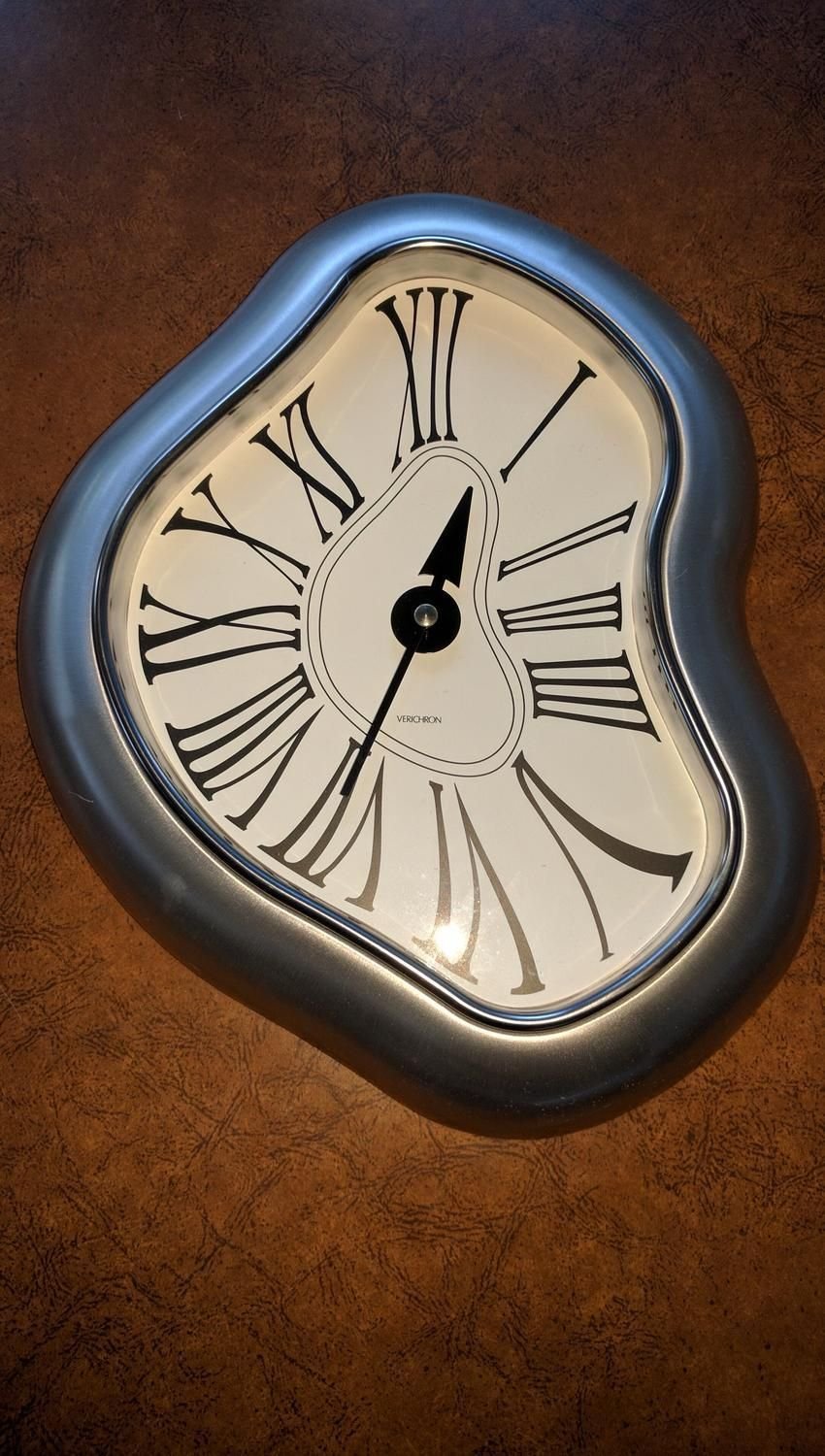 Гнутые часы. Сальвадор часы. Melting Clock Salvador Dali. Картина часы Сальвадора дали. Стекающие часы.