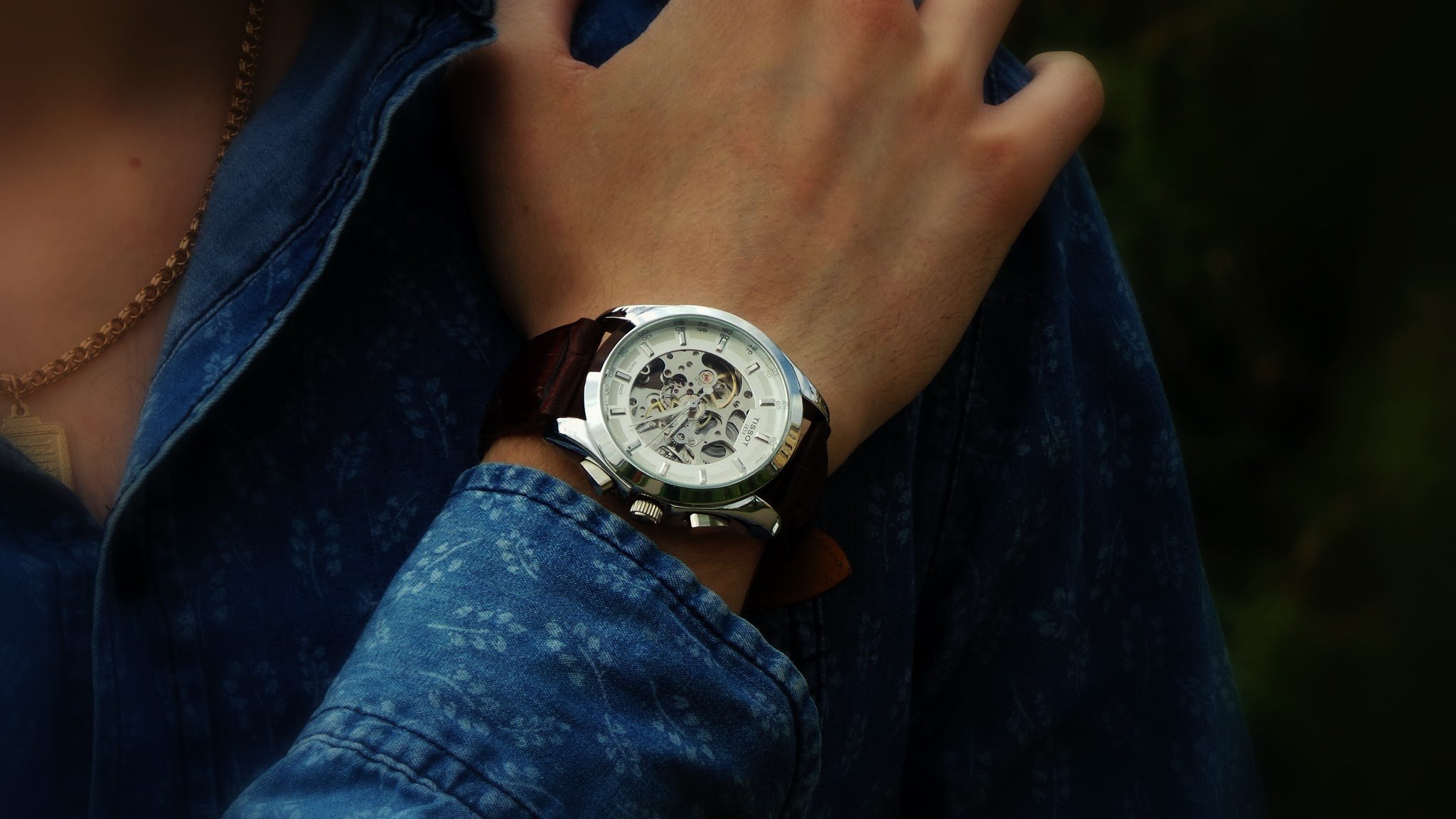 Видеть наручные часы. Часы на руку женские. Наручные часы на руке. Наручные женские часы на руке. Мужские часы на девушке.