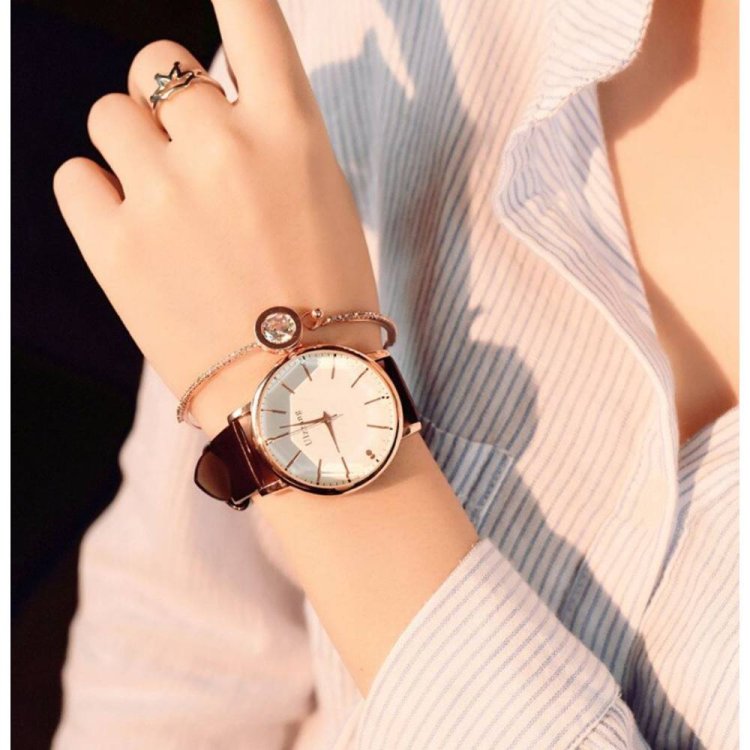 Большие часы на женской руке (89 фото)