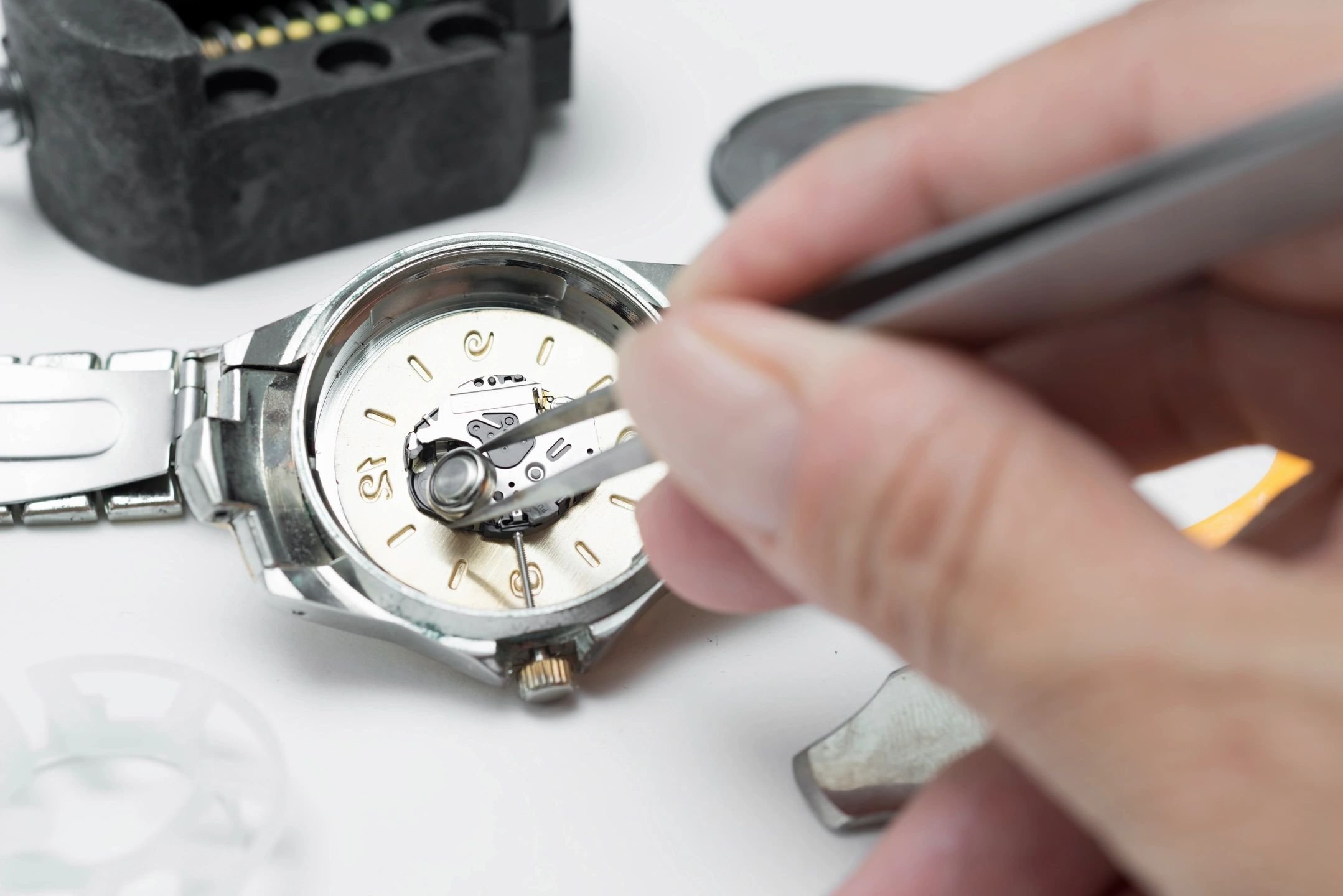 Как открыть наручные часы для замены батарейки