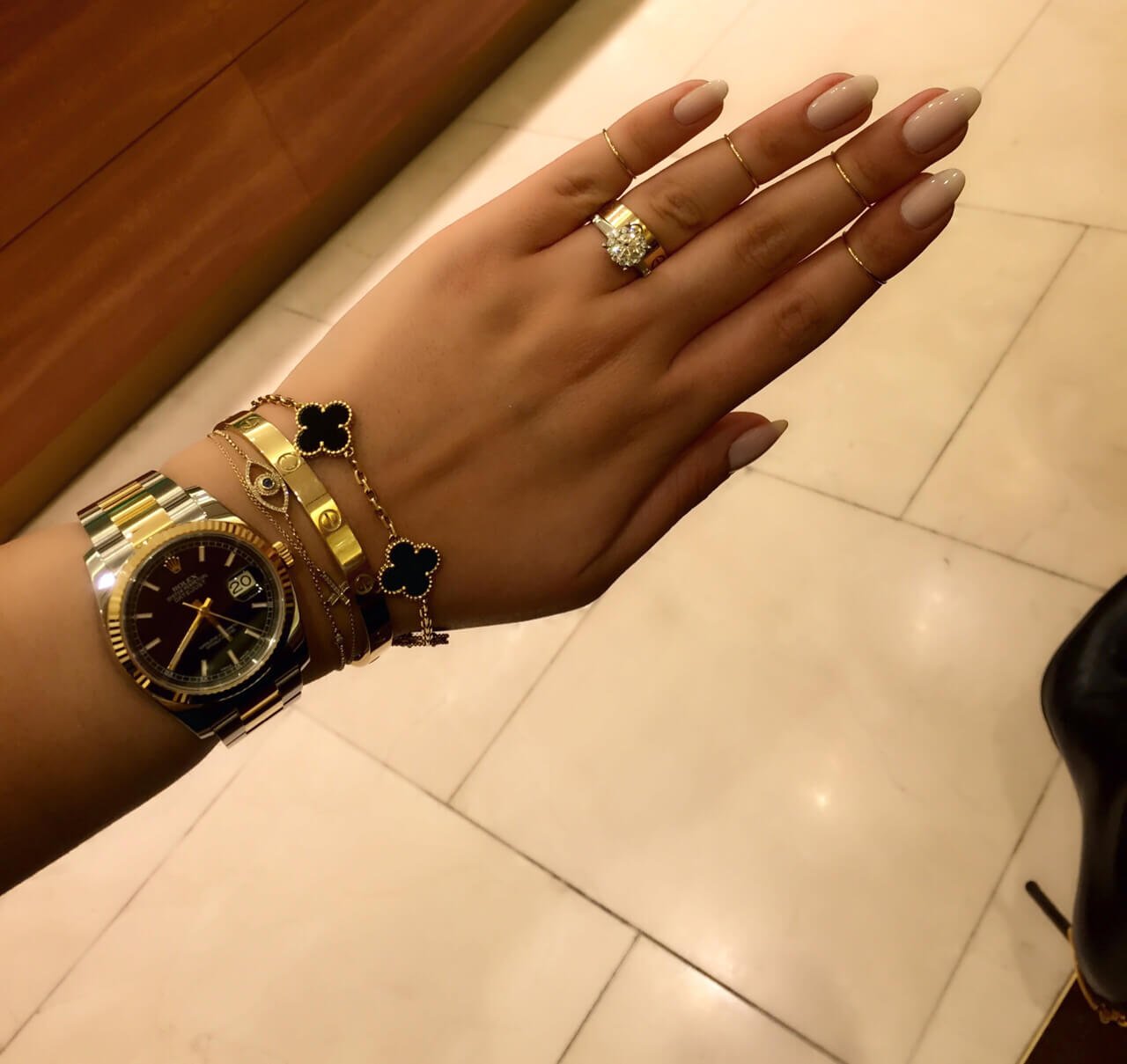 Браслет кольцами часы. Часы ролекс на руке. Часы-Картье и ролекс. Ролекс и браслет Картье. Rolex Cartier.
