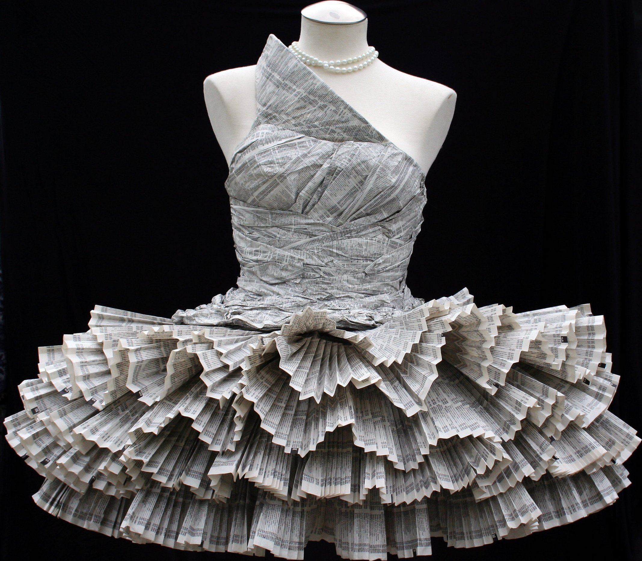 Модели из подручных материалов. Бумажные платья. Платье из бросового материала. Креативные платья. Платье из необычных материалов.