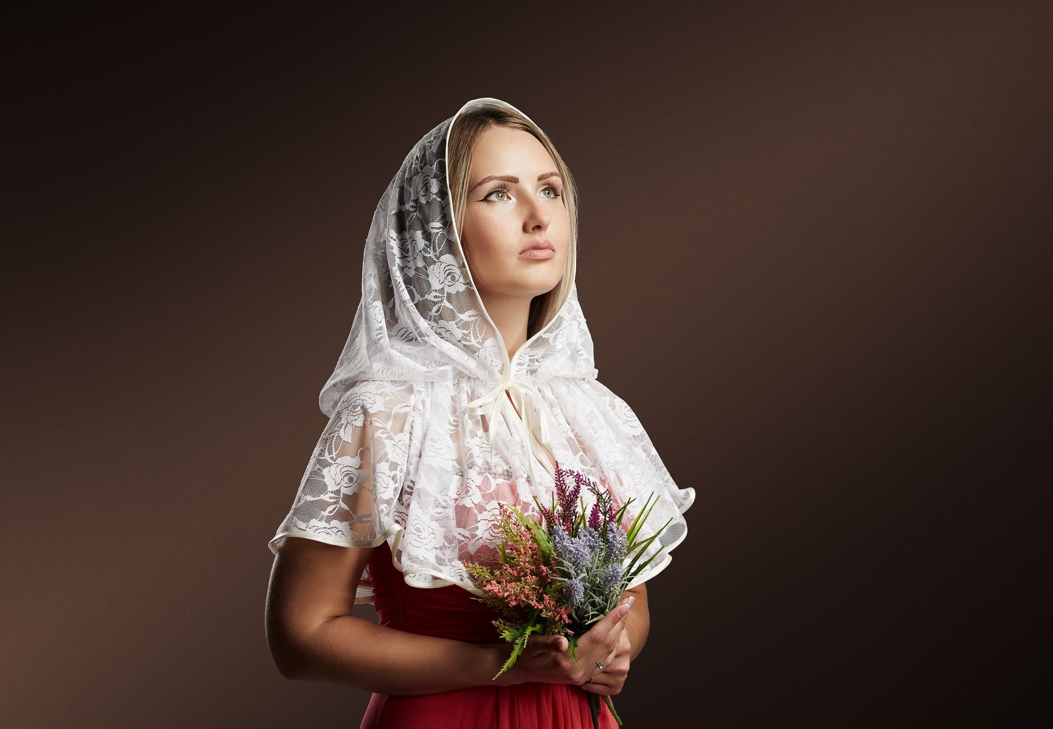 Женщина в платке в храме. Женщина в платке. Православная женщина. Красивая женщина в платке. Платок на голову для церкви.