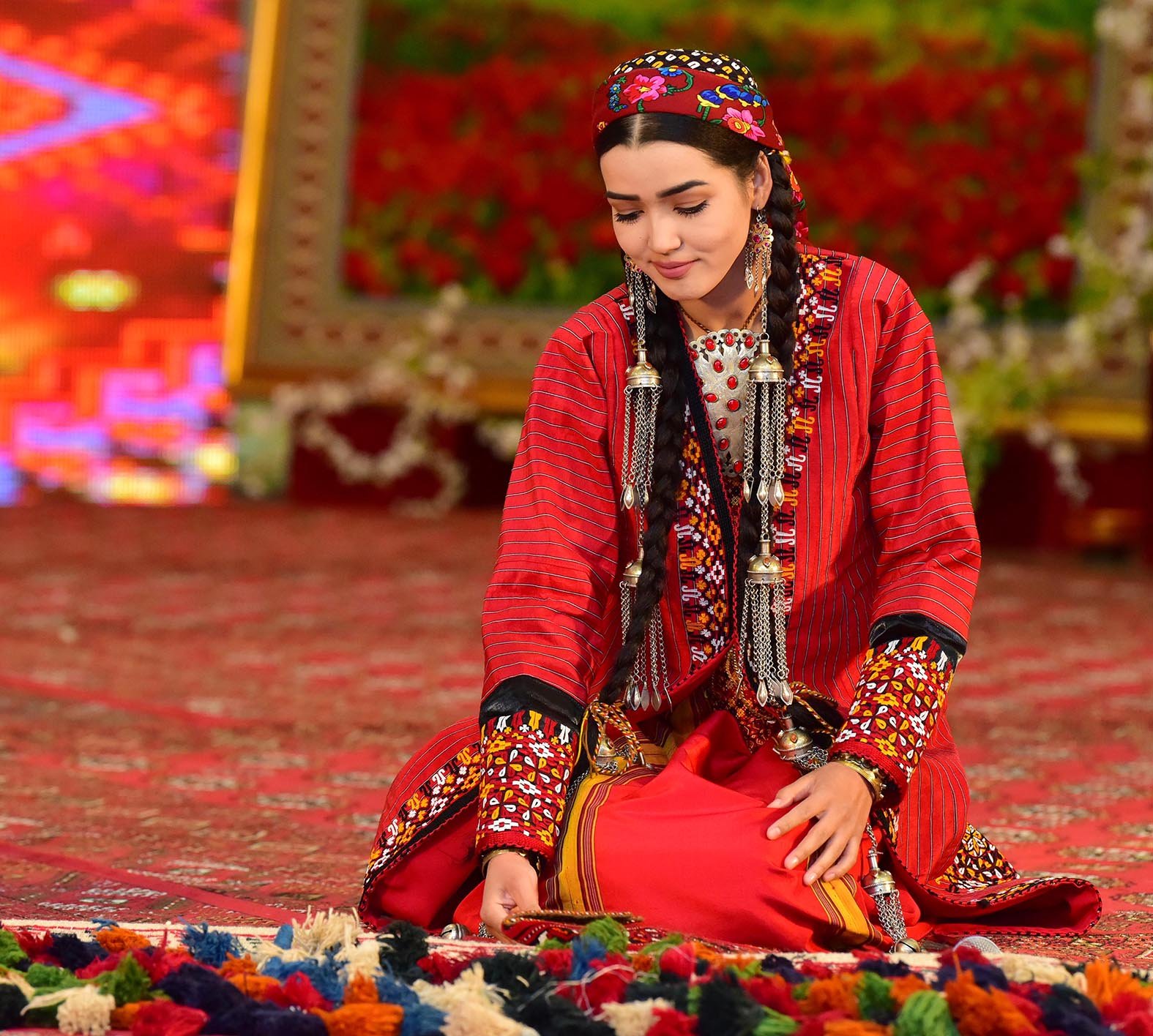 Туркмен бывшая. Солмаз туркменка. Туркменистан Туркмен туркменка. Туркменистан девушки туркменки в национальных костюмах.