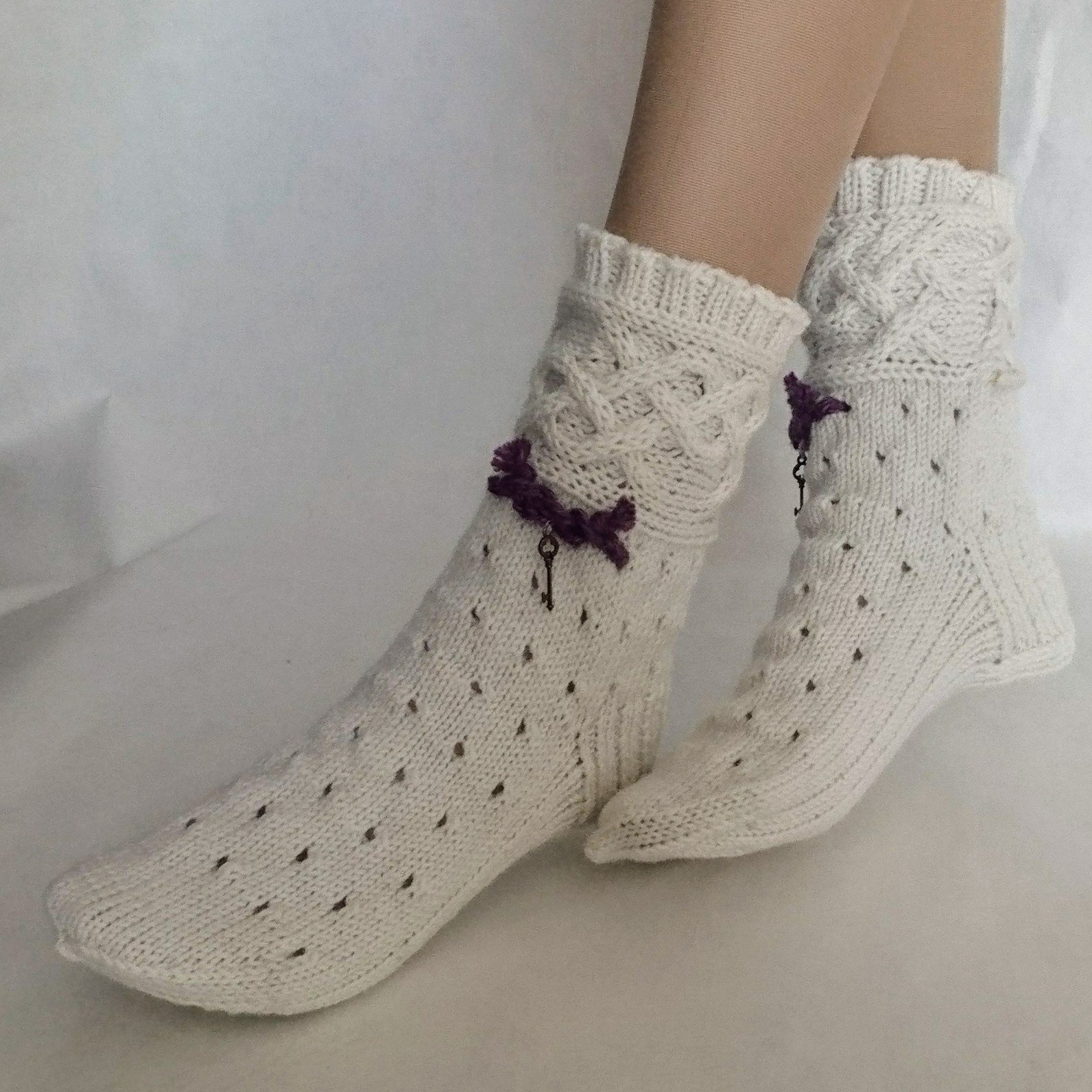 Носки спицами новые модели. Вязаные носки. Шикарные вязаные носки. Вязаные носки женские. Красивые вязаные номеи.