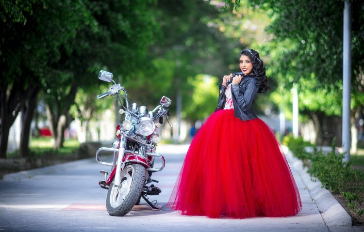 В платье на мотоцикле (67 фото)