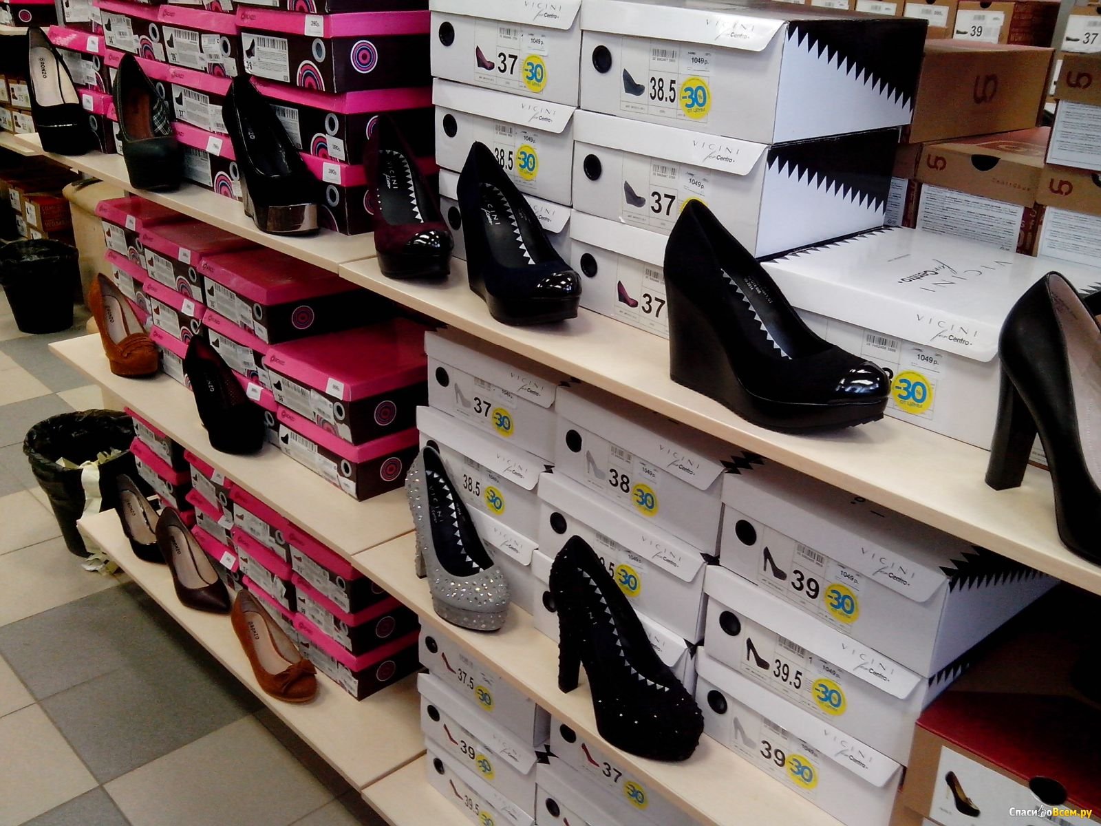 В каких магазинах можно купить обувь. Мокасины Centro centrobuv. Выкладка обуви. Выкладка обуви в магазине. Ассортимент обуви.