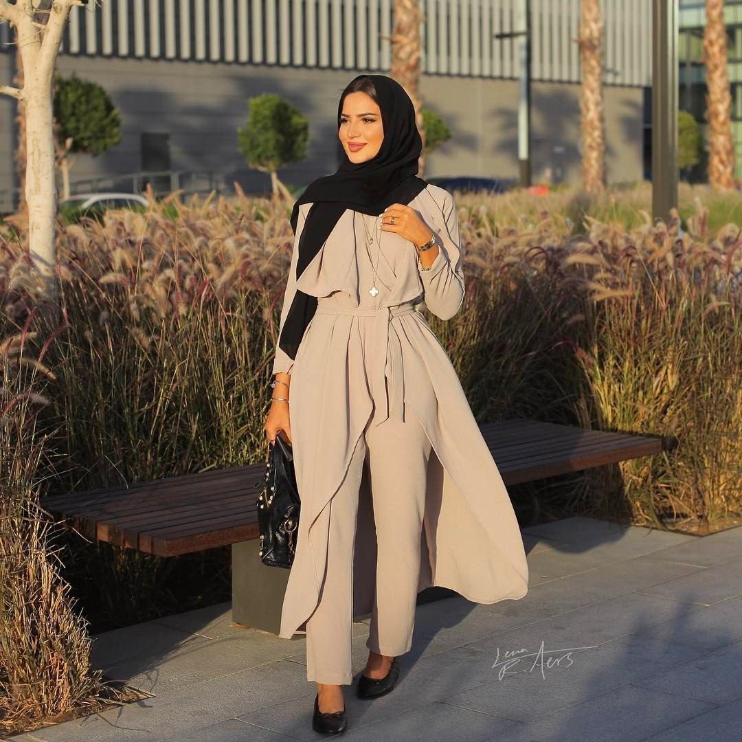Модная мусульманская. Фенди хиджаб. Абая хиджаб 2021. Hijab Moda 2021 одежда. Стильная мусульманская одежда для женщин.
