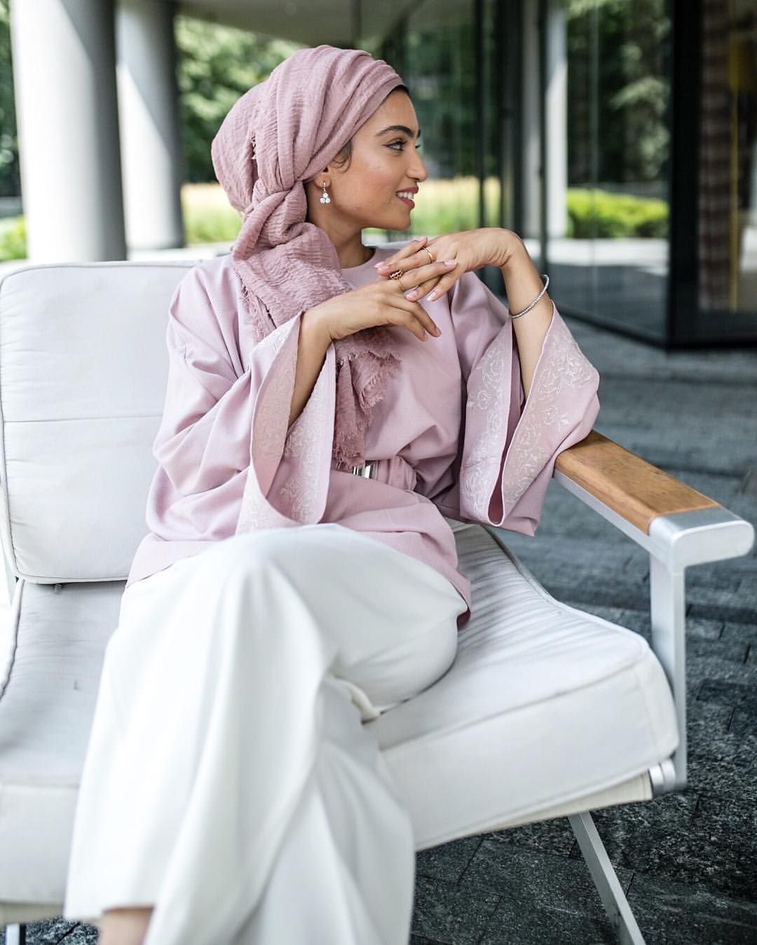 Модная мусульманская. Hijab Moda 2020 одежда. Анджелина Джоли в хиджабе. Модные мусульманки. Современная мусульманская одежда для женщин.