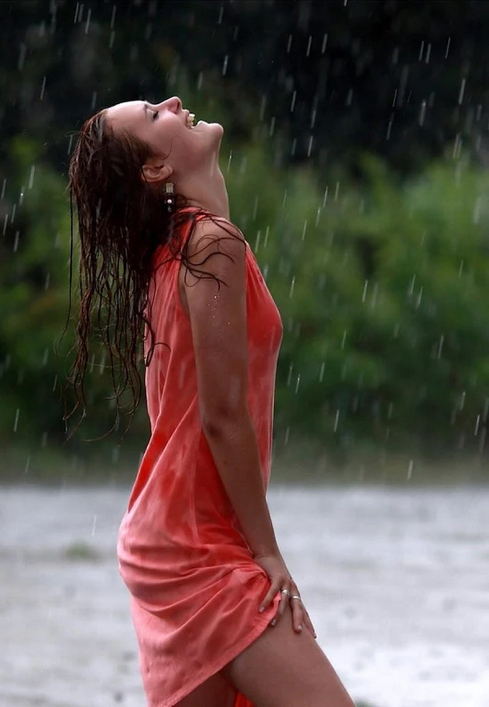 Мокрая майка видео. Девушка под дождем. Красивая девушка под дождем. Девушка в мокром платье. Девочка под дождем.