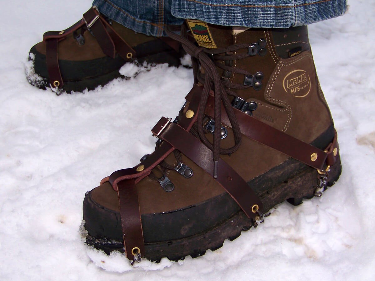 Скользкие подошвы зимних. Обувь для гололеда. Зимняя обувь для гололеда. Зимние ботинки с шипами на подошве. Нескользящая зимняя обувь.
