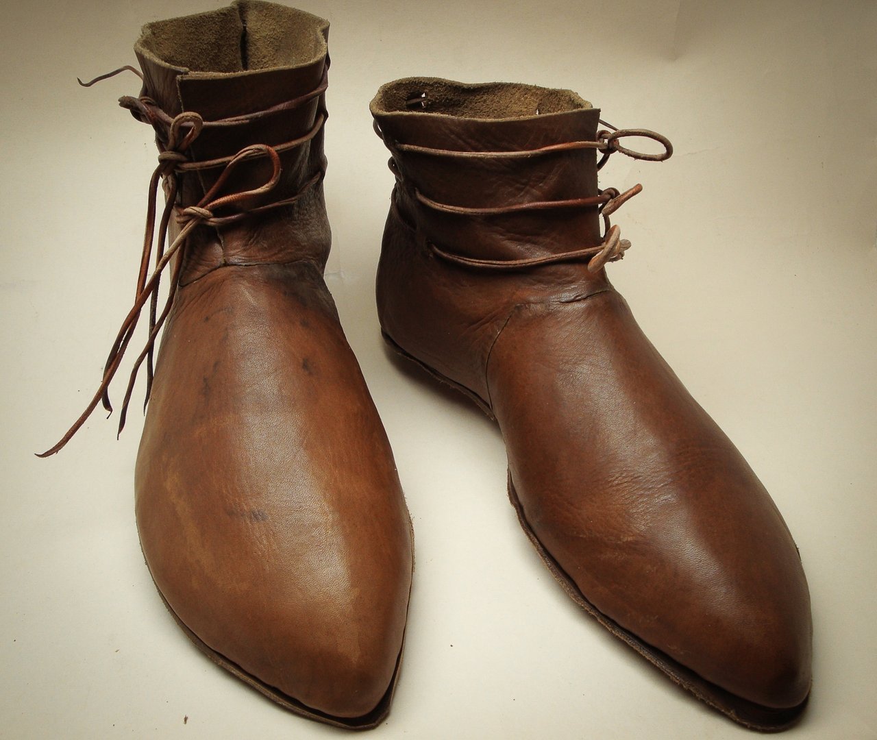 Средневековые туфли. Пулены Средневековая обувь. Старые кожаные ботинки. Старинная кожаная обувь. Старинные башмаки.