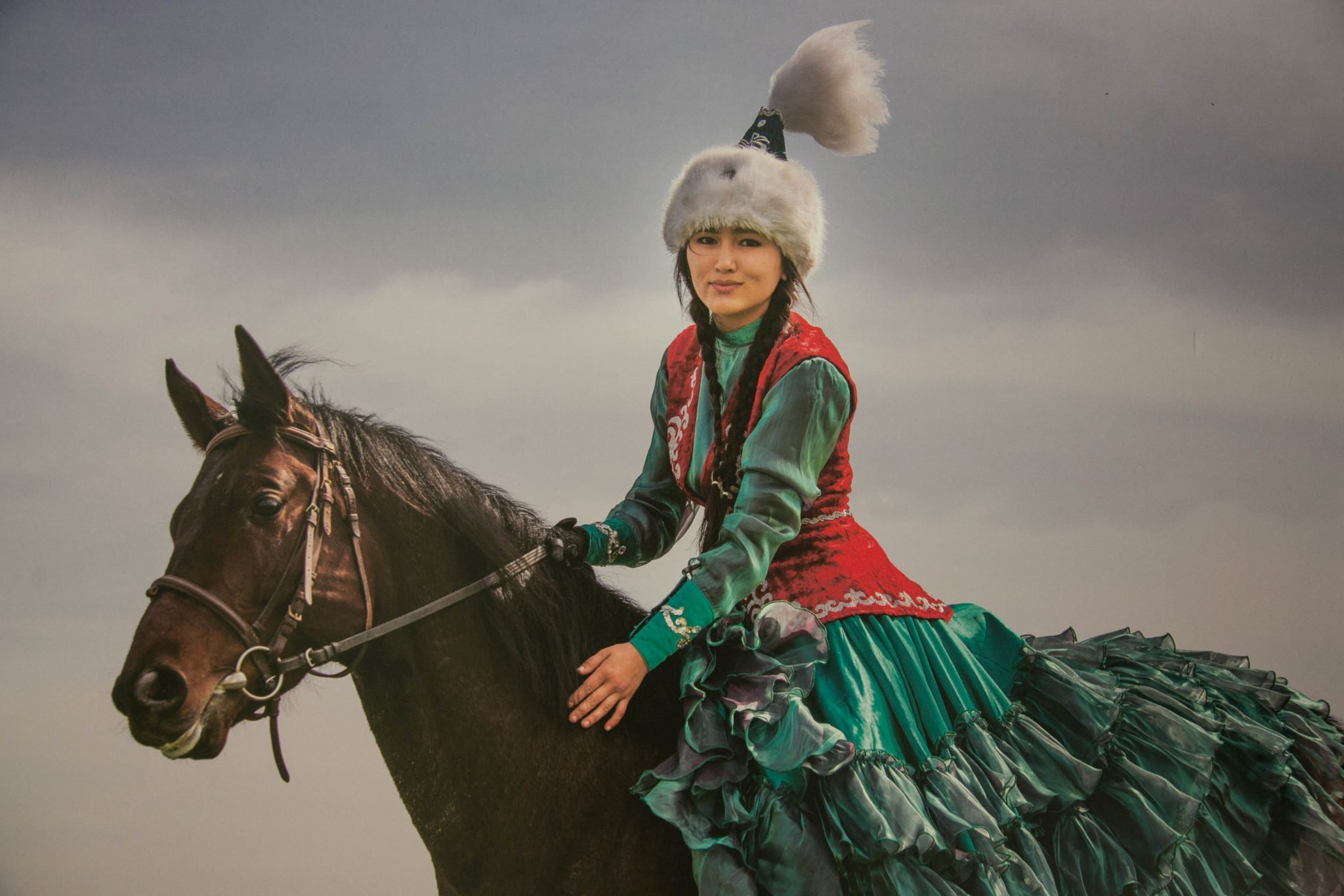 Қыздар вк. Казахские Наряды для девушек. Казахское национальное платье. Казахский национальный костюм женский. Казах на лошади.