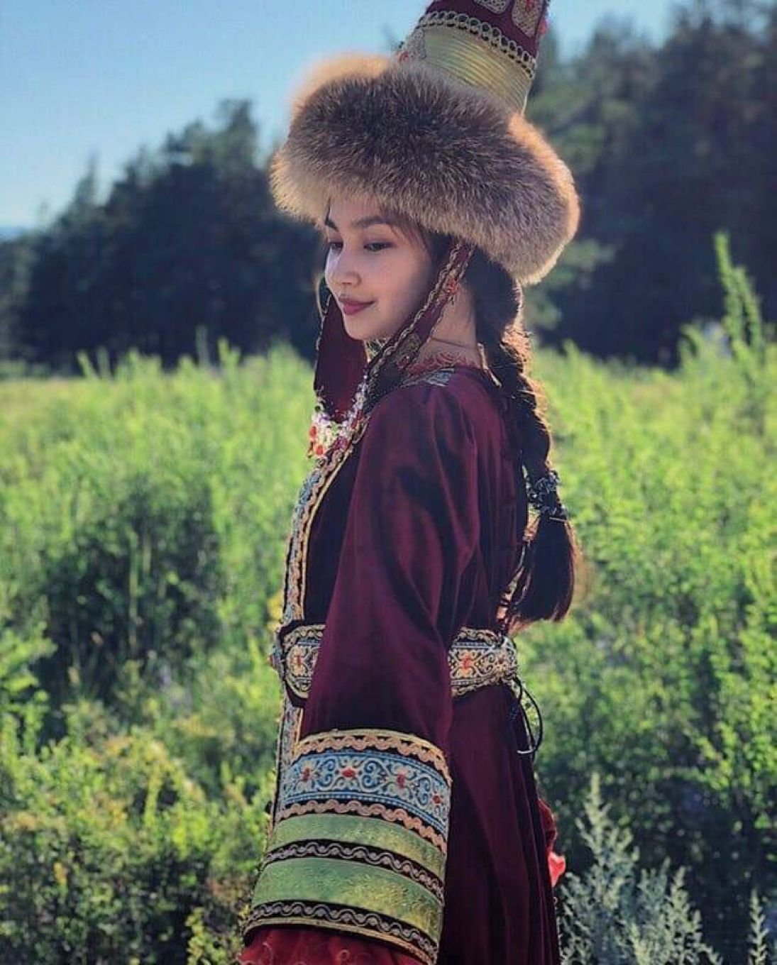 Kazakh traditional. Национальная одежда казахов. Казашка в национальном костюме. Казахская Национальная одежда. Казашки в национальной одежде.
