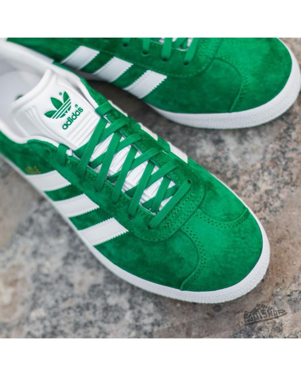 Зеленые кроссовки adidas. Adidas Gazelle зеленые. Adidas Gazelle White Green. Adidas Gazelle Green Gold. Адидас кеды Gazelle зеленые.