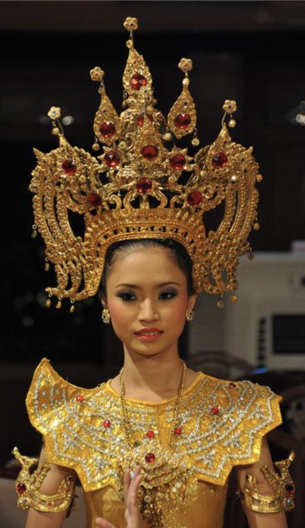 Тайцы одежда. Тайская мода. Национальный головной убор Тайланда. Тайцы национальный костюм. Тайланд традиционный костюм.