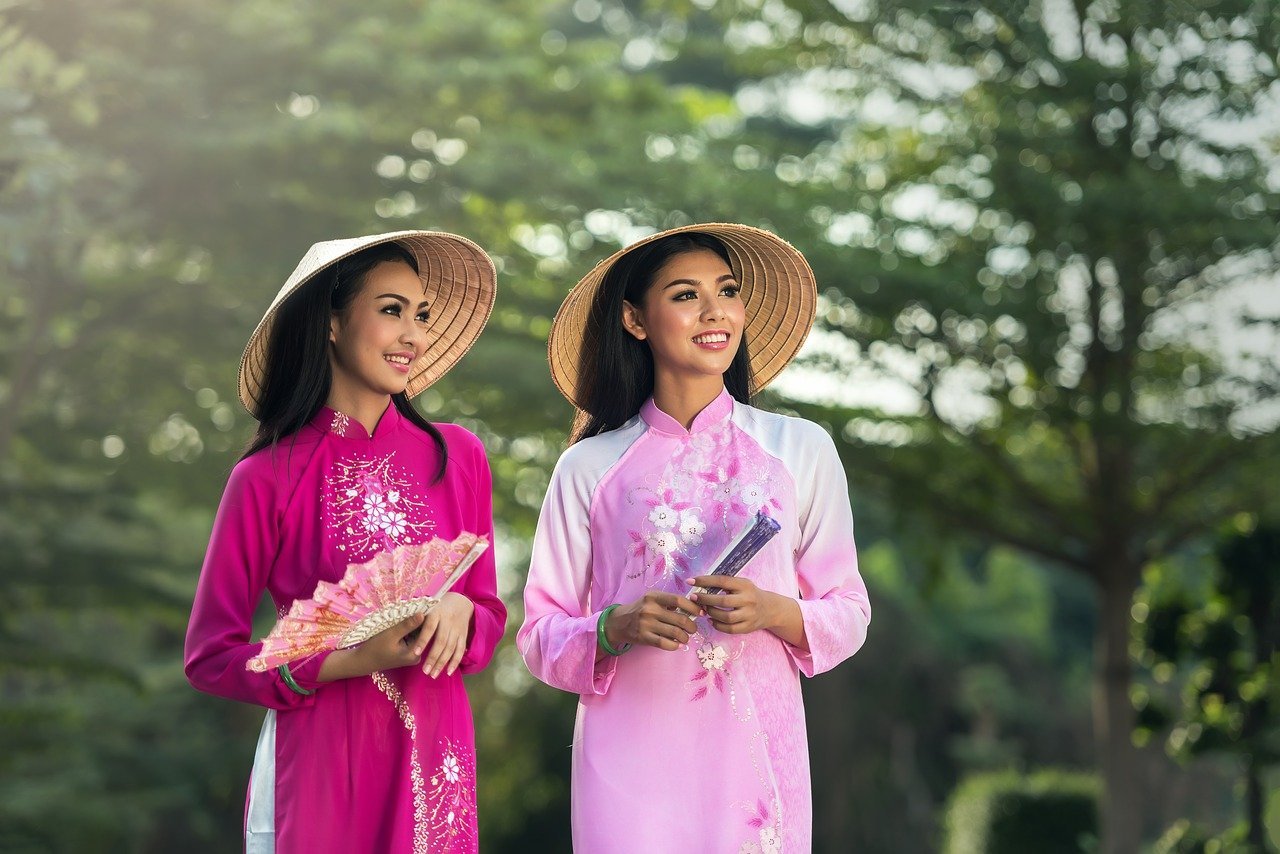Вьетнамские девушки. Национальный костюм Вьетнама. Китаянки в национальной одежде. Вьетнамская девушка в национальном костюме.
