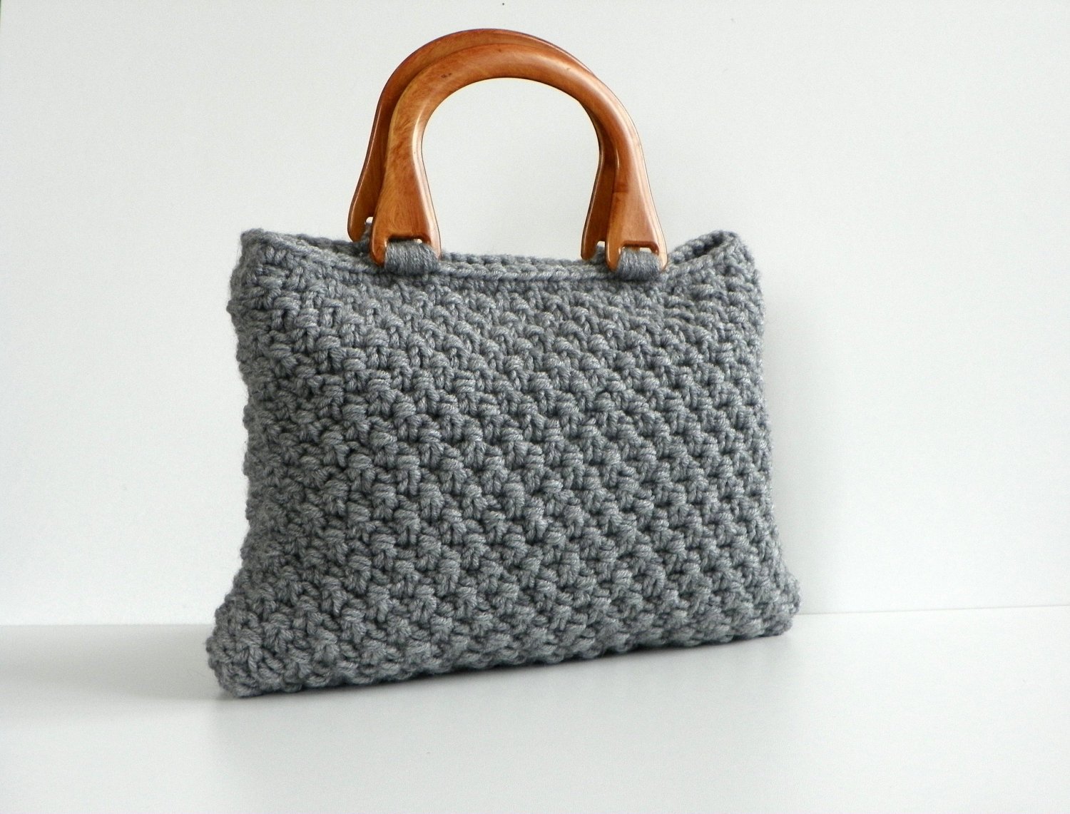 Вязание ручки для сумки. Bolso Crochet сумка. Вязаная сумка с деревянными ручками. Трикотажная сумка с деревянными ручками. Серая вязаная сумка.