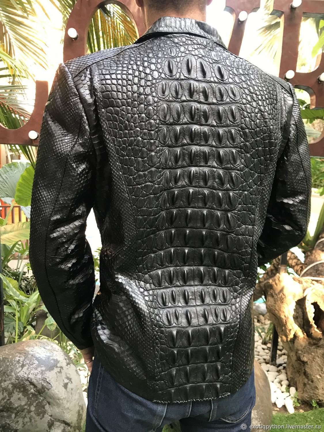 Куртка из питона мужская. Giorgio Armani пиджак из кожи крокодила. Куртка из крокодила мужская Филип Плейн. Куртка из тисненой кожи крокодила Giorgio Armani.